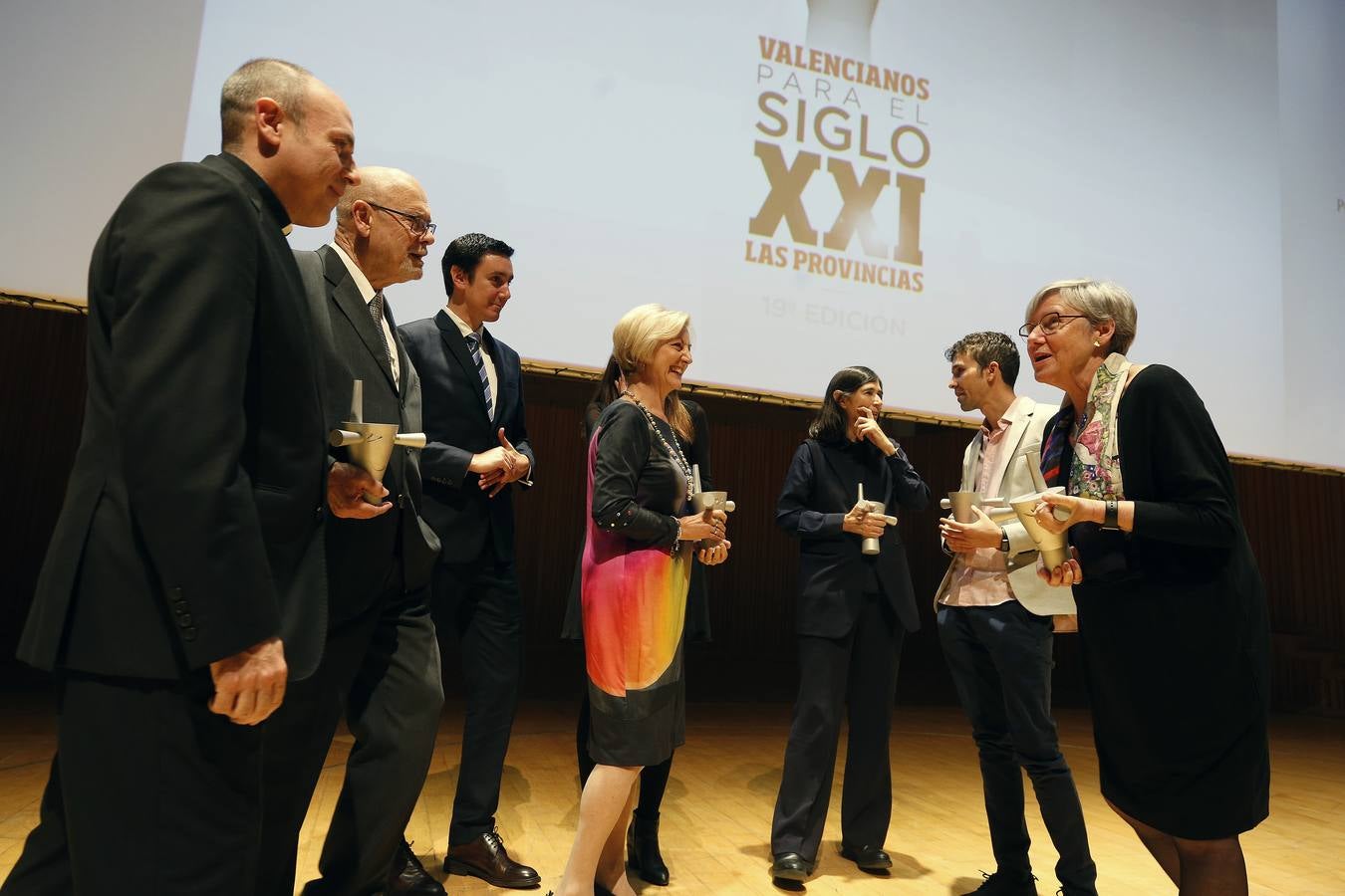 Los galardonados conversan tras la entrega de premios.