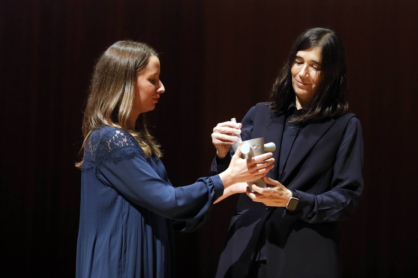 María Blasco, directora del Centro Nacional de Investigaciones Sociológicas, recibe su premio de Beatriz Zúñiga.