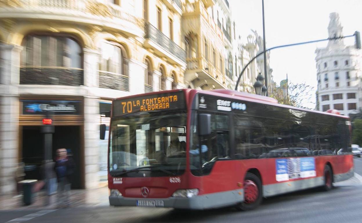 Un autobús de la EMT discurre por Valencia.