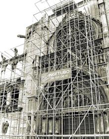 Imagen secundaria 2 - Restauración de la puerta de los apóstoles en los años noventa del siglo pasado. | La 'obra nova' o 'logia dels canonges' a mediados de la década de los sesenta. | La puerta de los apóstoles cubierta de andamios. 