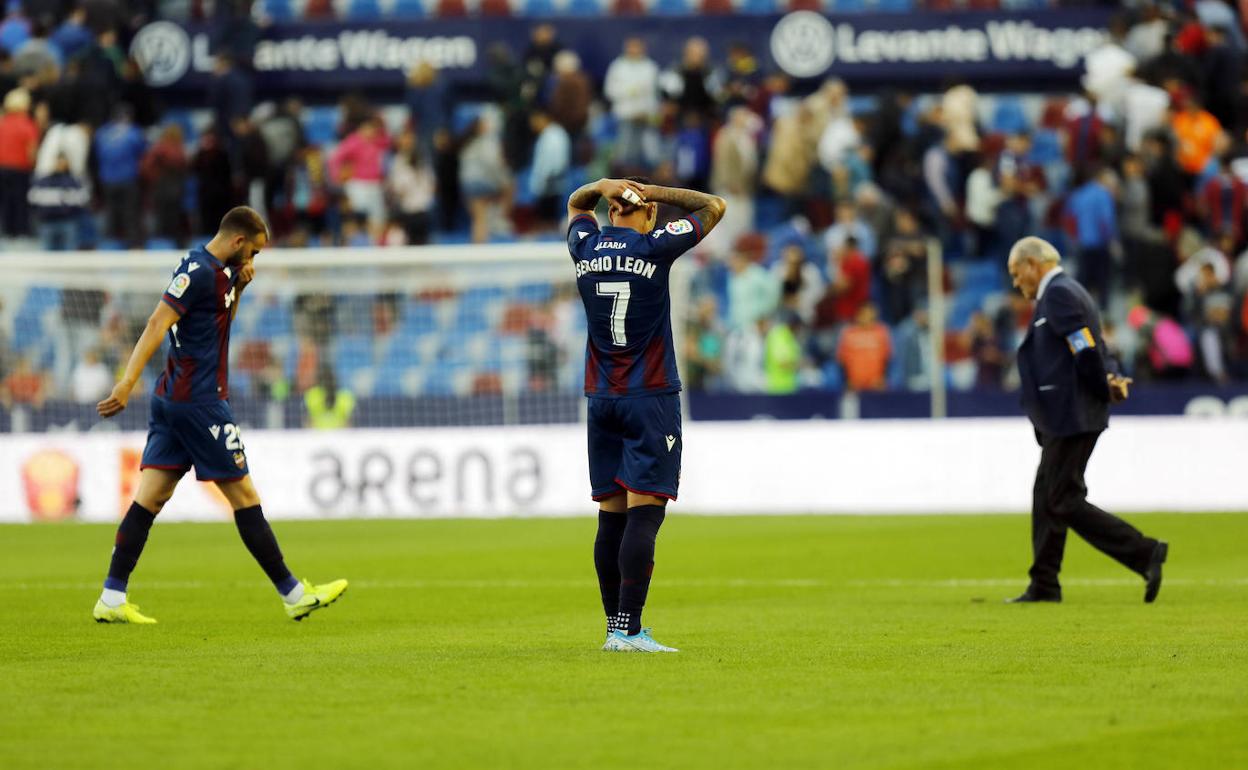 Sergio León y Mayoral, abatidos tras la derrota ante el Espanyol.