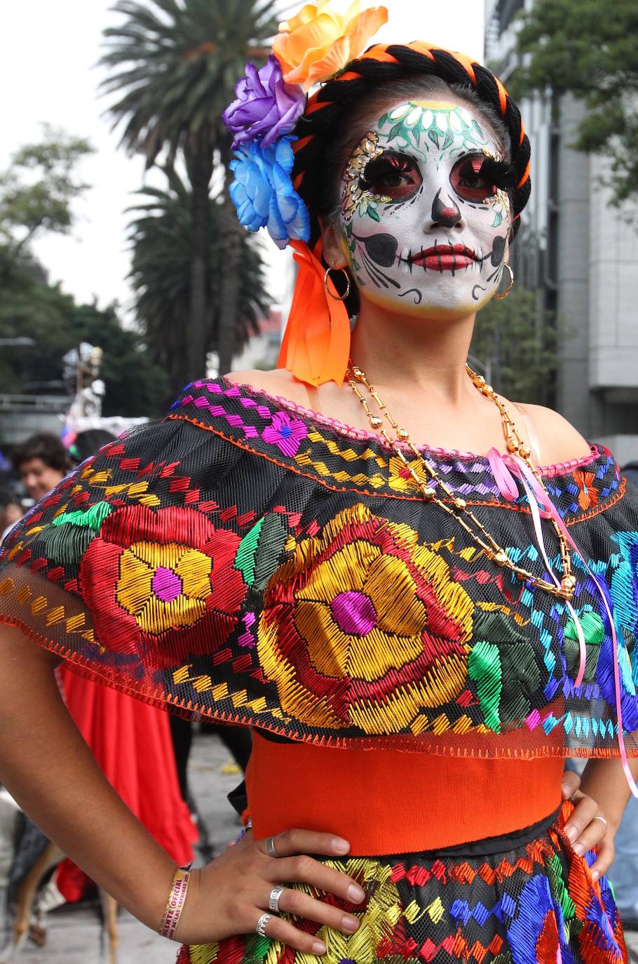 La ciudad ha celebrado el macrodesfile anual del Día de Muertos, donde miles de personas disfrazadas han desfilado junto a figuras alegóricas y enormes carrozas llenas de luces y color.