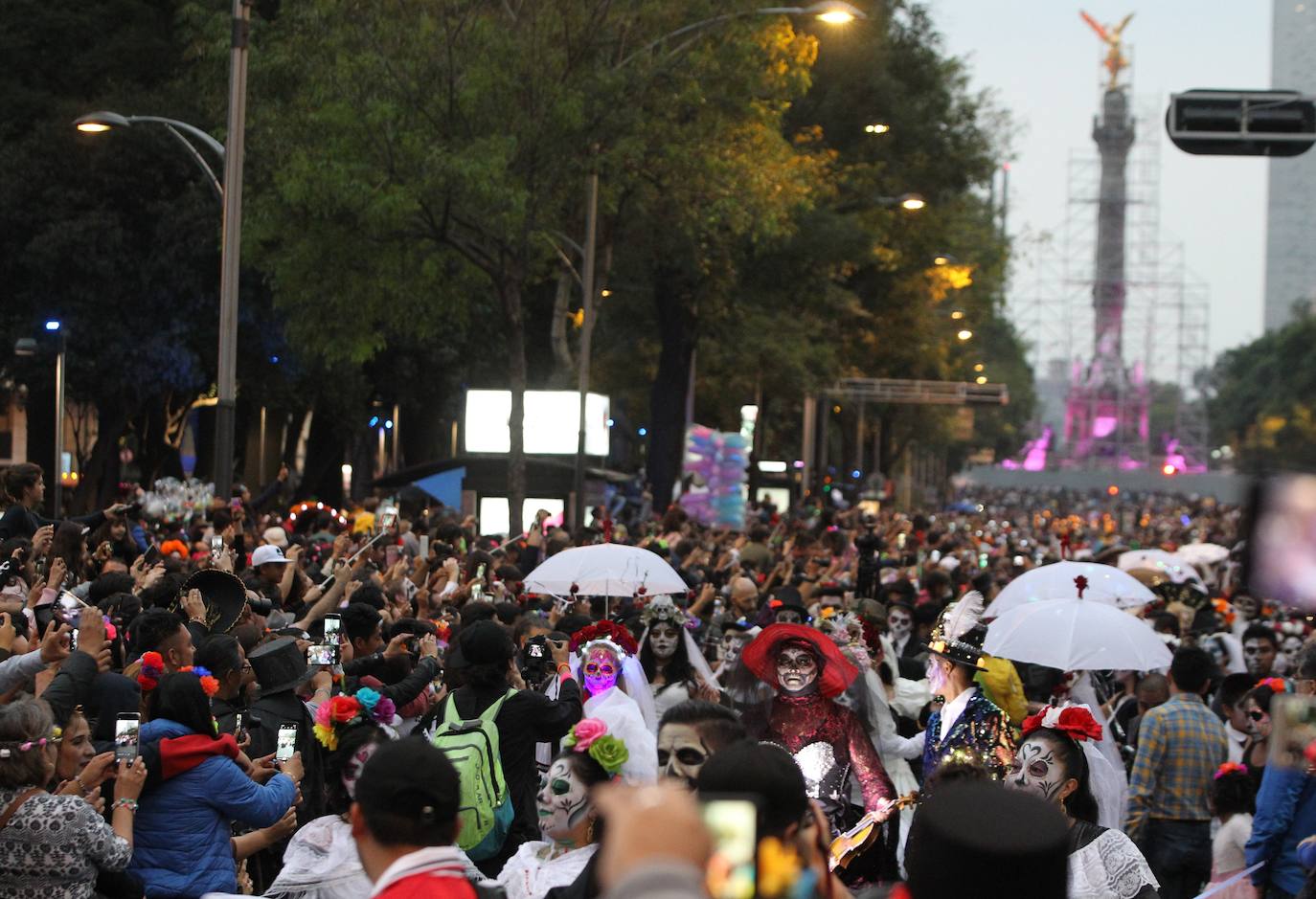 La ciudad ha celebrado el macrodesfile anual del Día de Muertos, donde miles de personas disfrazadas han desfilado junto a figuras alegóricas y enormes carrozas llenas de luces y color.