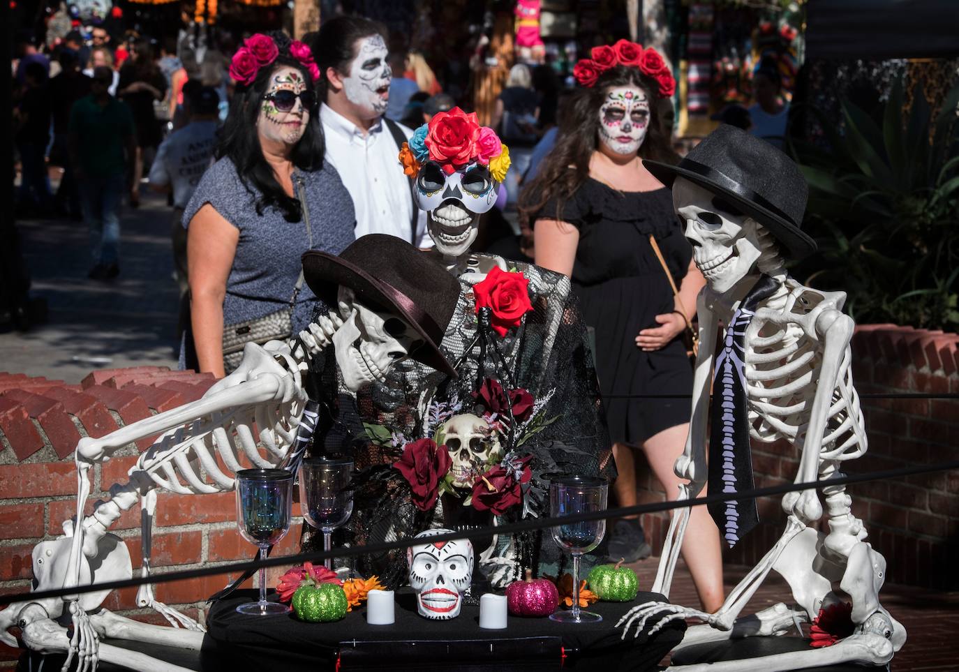 La ciudad ha celebrado el macrodesfile anual del Día de Muertos, donde miles de personas disfrazadas han desfilado junto a figuras alegóricas y enormes carrozas llenas de luces y color.