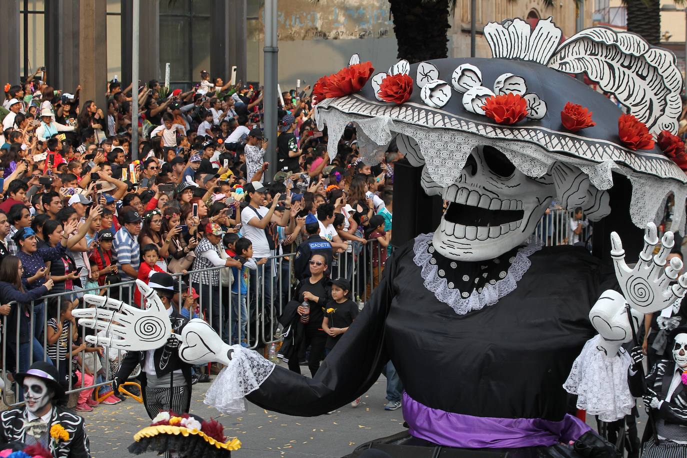 La ciudad ha celebrado el macrodesfile anual del Día de Muertos, donde miles de personas disfrazadas han desfilado junto a figuras alegóricas y enormes carrozas llenas de luces y color.