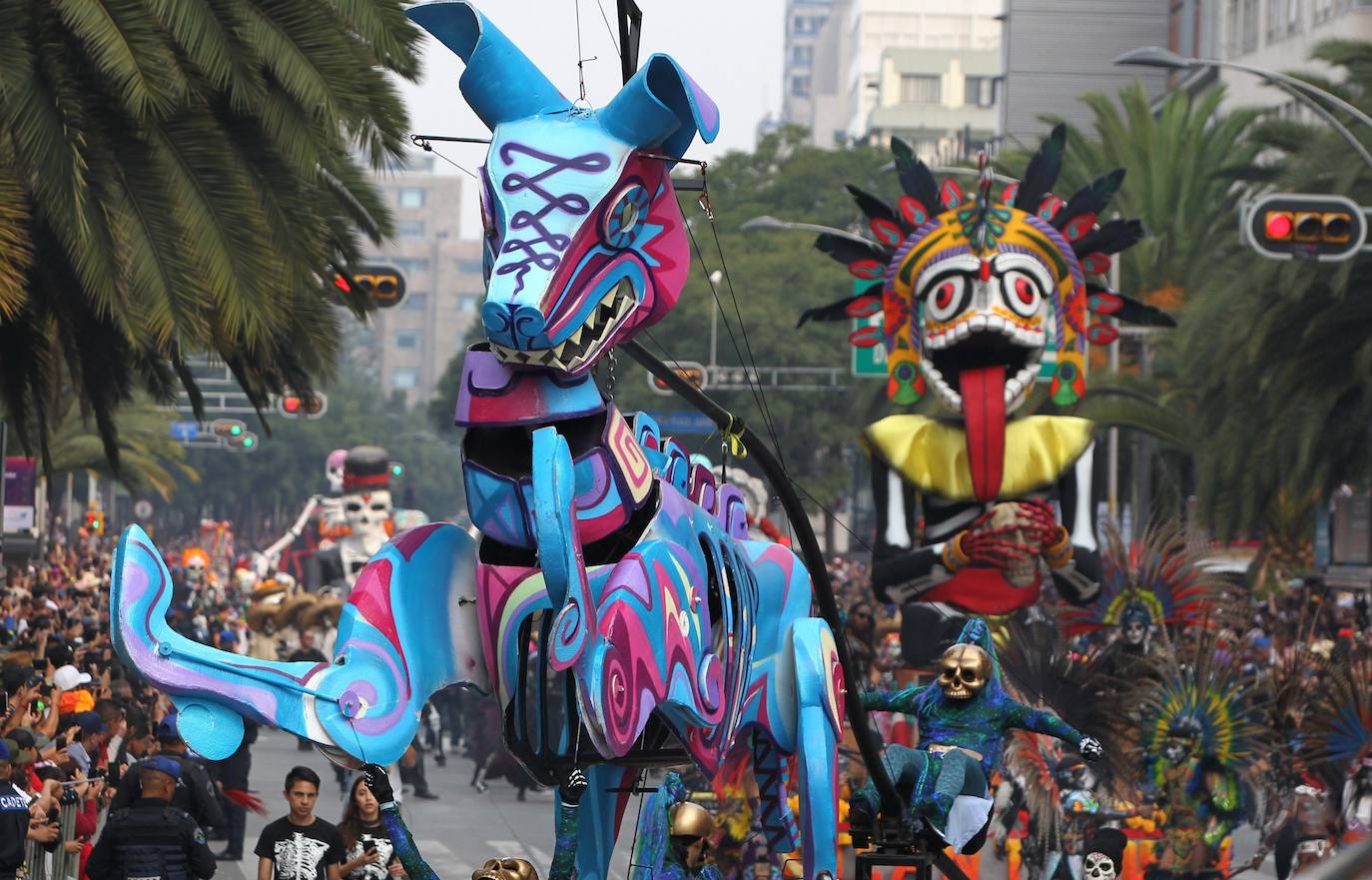 La ciudad ha celebrado el macrodesfile anual del Día de Muertos, donde miles de personas disfrazadas han desfilado junto a figuras alegóricas y enormes carrozas llenas de luces y color.