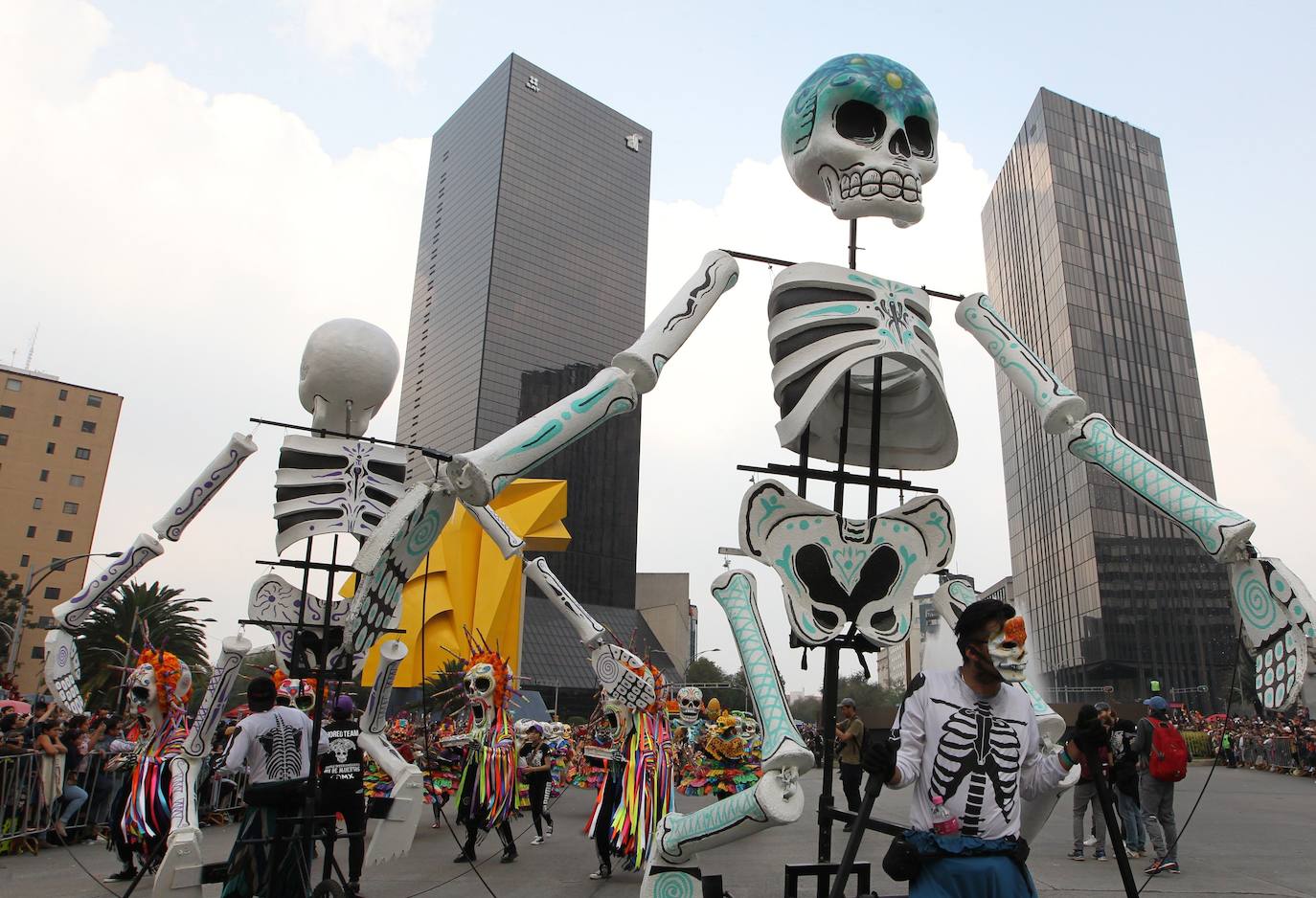 La ciudad ha celebrado el macrodesfile anual del Día de Muertos, donde miles de personas disfrazadas han desfilado junto a figuras alegóricas y enormes carrozas llenas de luces y color.