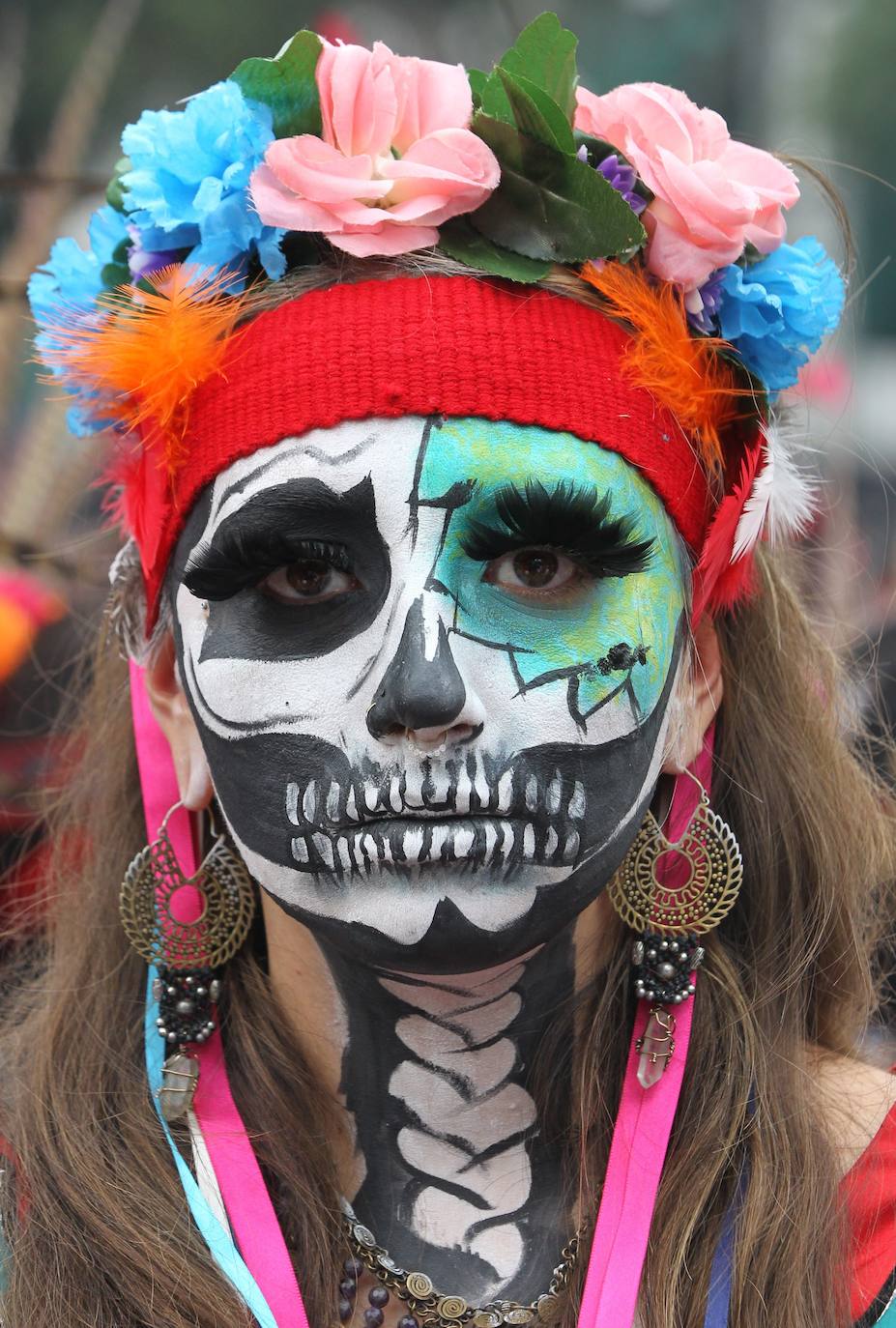 La ciudad ha celebrado el macrodesfile anual del Día de Muertos, donde miles de personas disfrazadas han desfilado junto a figuras alegóricas y enormes carrozas llenas de luces y color.