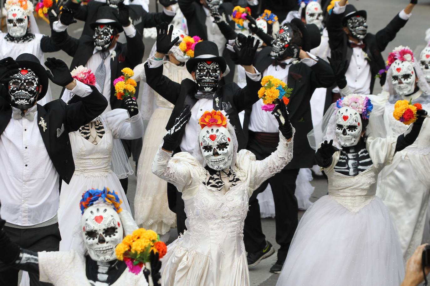 La ciudad ha celebrado el macrodesfile anual del Día de Muertos, donde miles de personas disfrazadas han desfilado junto a figuras alegóricas y enormes carrozas llenas de luces y color.