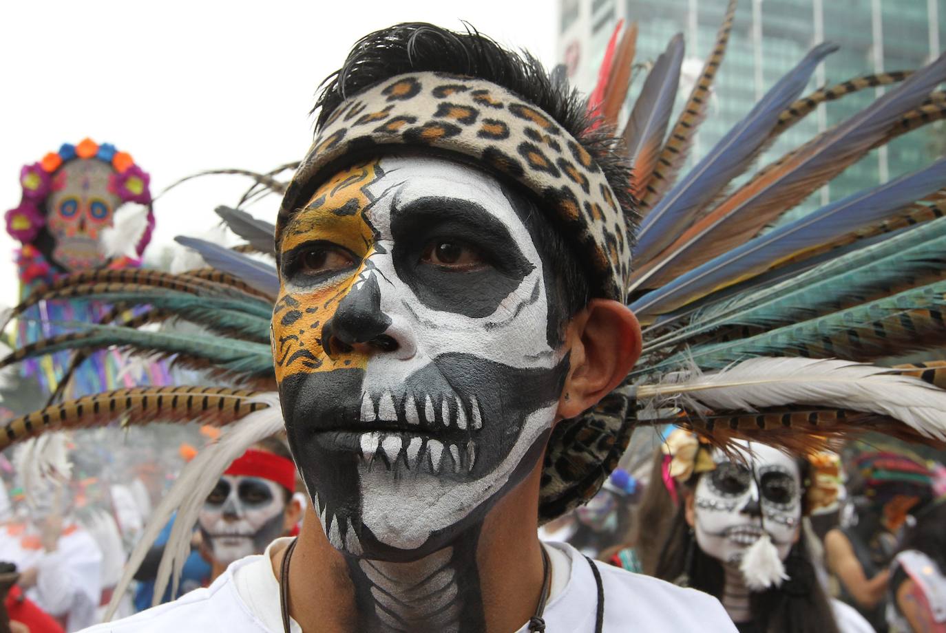 La ciudad ha celebrado el macrodesfile anual del Día de Muertos, donde miles de personas disfrazadas han desfilado junto a figuras alegóricas y enormes carrozas llenas de luces y color.