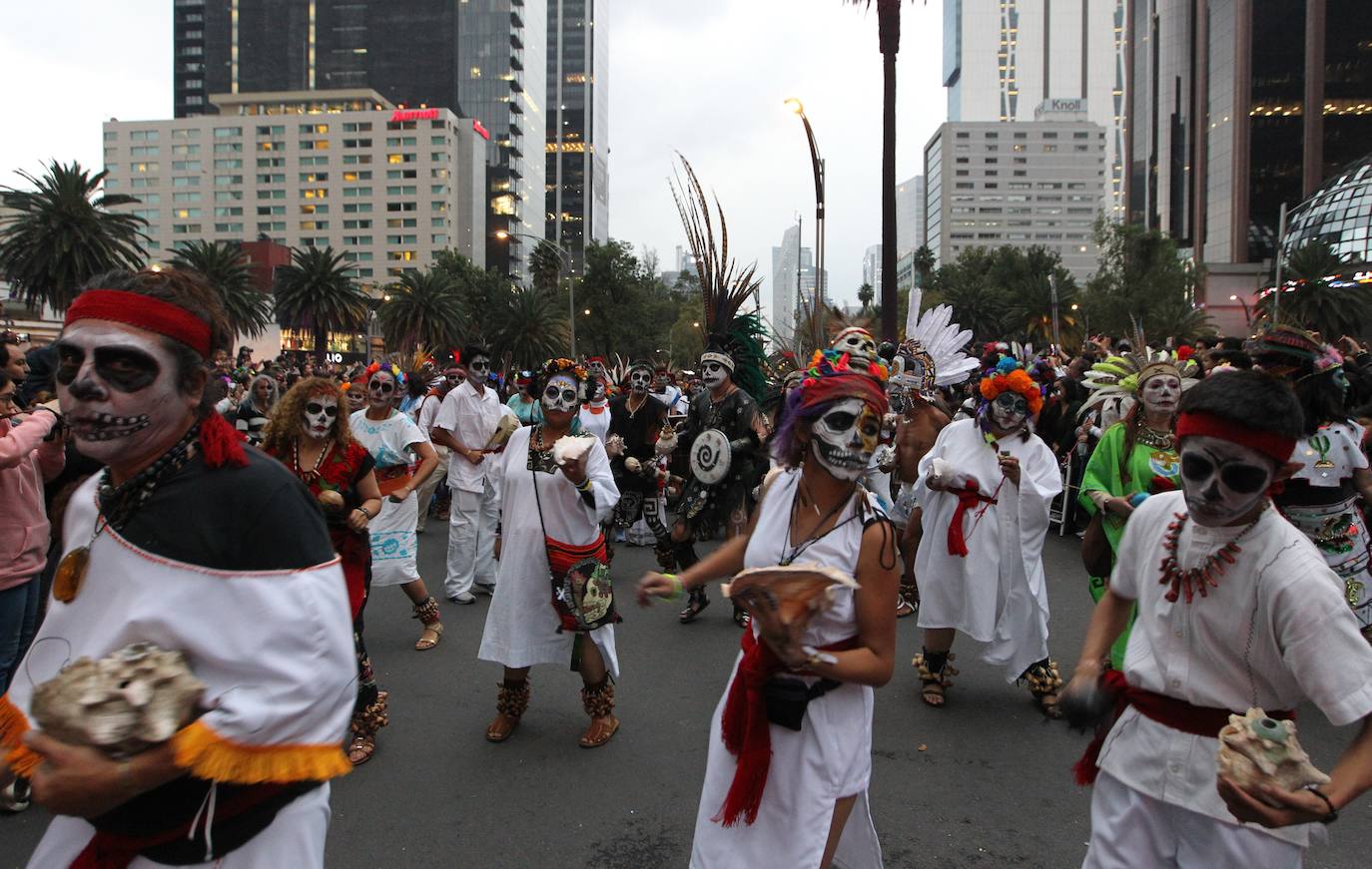 La ciudad ha celebrado el macrodesfile anual del Día de Muertos, donde miles de personas disfrazadas han desfilado junto a figuras alegóricas y enormes carrozas llenas de luces y color.