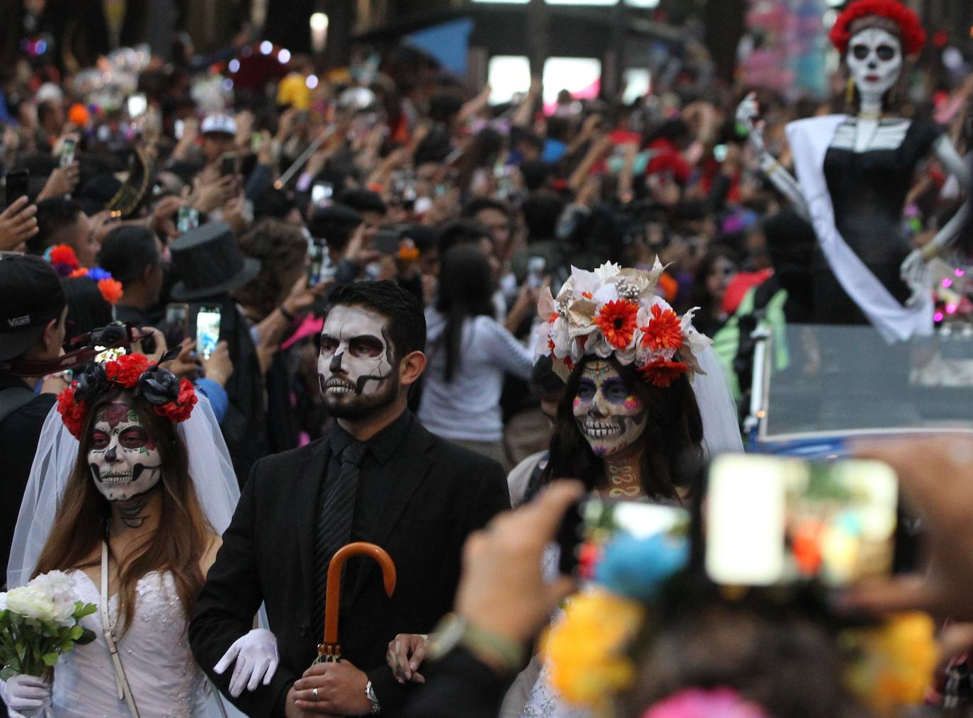 La ciudad ha celebrado el macrodesfile anual del Día de Muertos, donde miles de personas disfrazadas han desfilado junto a figuras alegóricas y enormes carrozas llenas de luces y color.