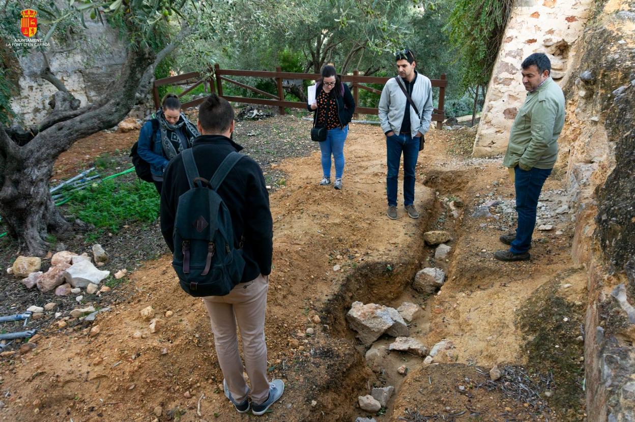 El alcalde de La Font, Pablo Puig, segundo por la derecha, en una visita a las obras de mejora. 