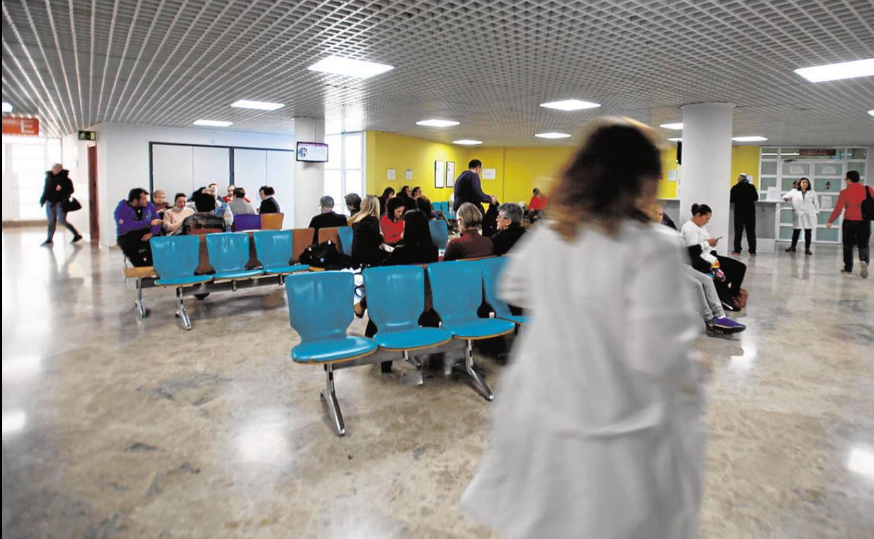 Sanitarios de La Ribera estudian convocar movilizaciones por los «incumplimientos» de la conselleria