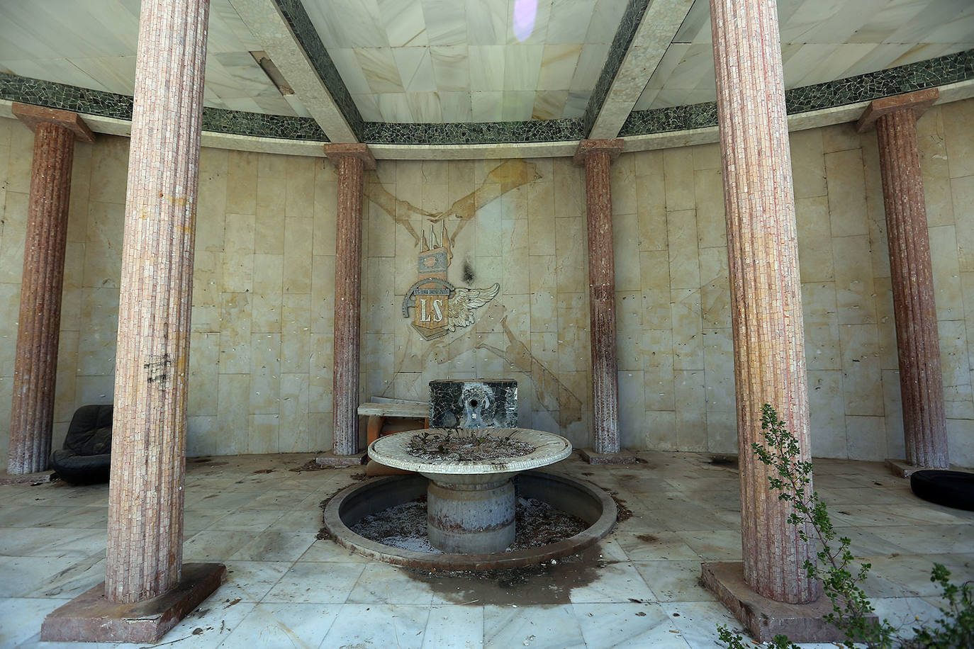 Las ruinas de la fábrica Avidesa (Valencia) | Su demolición comenzó el septiembre de 2018, pero hasta entonces, los restos de Avidesa eran uno de los puntos más escalofriantes de la Comunitat. Luis Suñer fue pionero en la formación de un imperio industrial valenciano, liderado por sus dos empresas: Cartonajes Suñer y Avidesa, especializada en la producción de helados y a la que pertenecen estas imágenes. Tras la abrupta muerte mientras dormía del heredero de Suñer, con 21 años, la empresa fue adquiriendo más y más éxito. Tanto así que incluso llamó la atención de la organización terrorista ETA, que puso a Súñer en su punto de mira y perpetró el secuestro del empresario en su despacho en esta fábrica. La banda le tuvo retenido durante tres meses y aunque tras su libración se reincorporó al trabajo, el suceso pasó factura en la salud del fundador. Después, en 1982, la pantanada de Tous supuso la estocada definitiva para Avidesa. Sus impactantes ruinas, con un colosal boquete de cuatro pisos, han sido el escenario perfecto para sesiones de espiritismo, psicofonías e historias de terror desde entonces. 