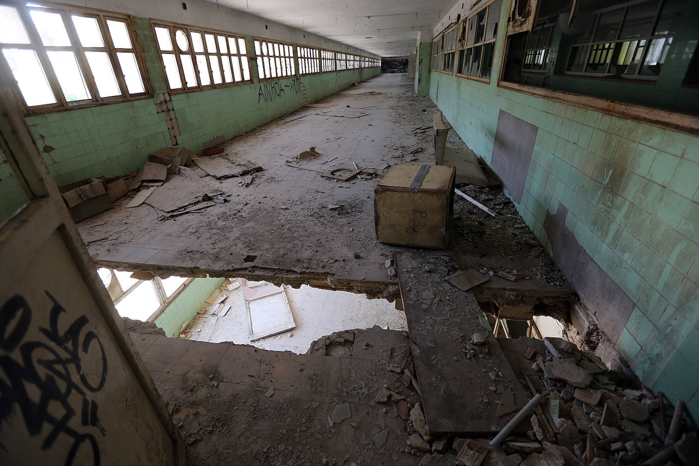 Las ruinas de la fábrica Avidesa (Valencia) | Su demolición comenzó el septiembre de 2018, pero hasta entonces, los restos de Avidesa eran uno de los puntos más escalofriantes de la Comunitat. Luis Suñer fue pionero en la formación de un imperio industrial valenciano, liderado por sus dos empresas: Cartonajes Suñer y Avidesa, especializada en la producción de helados y a la que pertenecen estas imágenes. Tras la abrupta muerte mientras dormía del heredero de Suñer, con 21 años, la empresa fue adquiriendo más y más éxito. Tanto así que incluso llamó la atención de la organización terrorista ETA, que puso a Súñer en su punto de mira y perpetró el secuestro del empresario en su despacho en esta fábrica. La banda le tuvo retenido durante tres meses y aunque tras su libración se reincorporó al trabajo, el suceso pasó factura en la salud del fundador. Después, en 1982, la pantanada de Tous supuso la estocada definitiva para Avidesa. Sus impactantes ruinas, con un colosal boquete de cuatro pisos, han sido el escenario perfecto para sesiones de espiritismo, psicofonías e historias de terror desde entonces. 