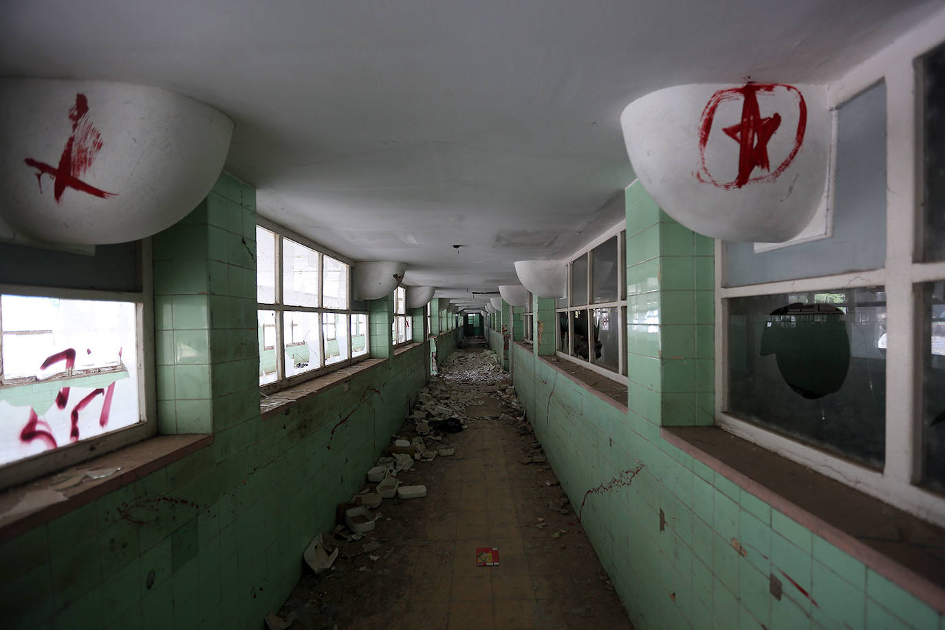 Las ruinas de la fábrica Avidesa (Valencia) | Su demolición comenzó el septiembre de 2018, pero hasta entonces, los restos de Avidesa eran uno de los puntos más escalofriantes de la Comunitat. Luis Suñer fue pionero en la formación de un imperio industrial valenciano, liderado por sus dos empresas: Cartonajes Suñer y Avidesa, especializada en la producción de helados y a la que pertenecen estas imágenes. Tras la abrupta muerte mientras dormía del heredero de Suñer, con 21 años, la empresa fue adquiriendo más y más éxito. Tanto así que incluso llamó la atención de la organización terrorista ETA, que puso a Súñer en su punto de mira y perpetró el secuestro del empresario en su despacho en esta fábrica. La banda le tuvo retenido durante tres meses y aunque tras su libración se reincorporó al trabajo, el suceso pasó factura en la salud del fundador. Después, en 1982, la pantanada de Tous supuso la estocada definitiva para Avidesa. Sus impactantes ruinas, con un colosal boquete de cuatro pisos, han sido el escenario perfecto para sesiones de espiritismo, psicofonías e historias de terror desde entonces. 