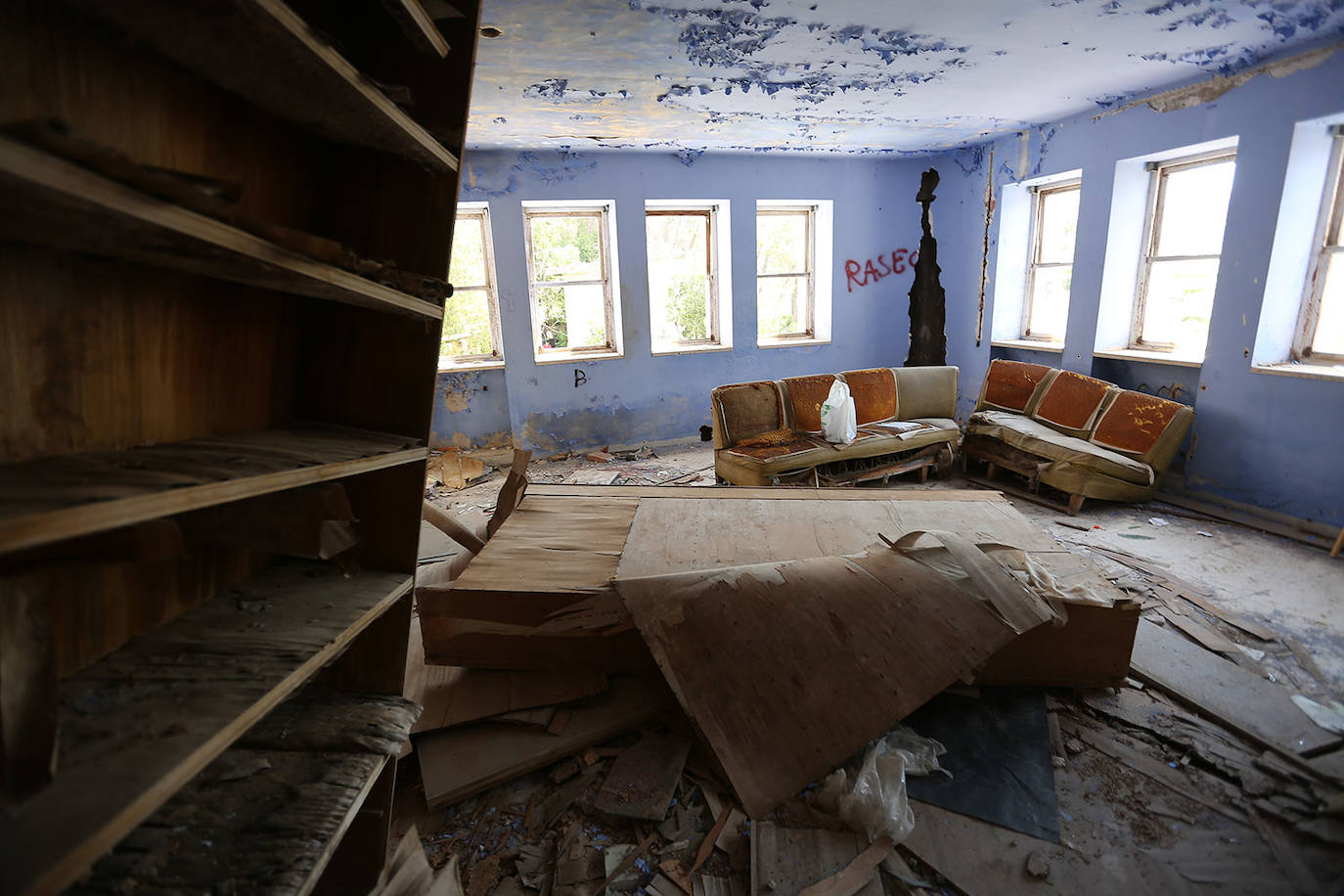 Las ruinas de la fábrica Avidesa (Valencia) | Su demolición comenzó el septiembre de 2018, pero hasta entonces, los restos de Avidesa eran uno de los puntos más escalofriantes de la Comunitat. Luis Suñer fue pionero en la formación de un imperio industrial valenciano, liderado por sus dos empresas: Cartonajes Suñer y Avidesa, especializada en la producción de helados y a la que pertenecen estas imágenes. Tras la abrupta muerte mientras dormía del heredero de Suñer, con 21 años, la empresa fue adquiriendo más y más éxito. Tanto así que incluso llamó la atención de la organización terrorista ETA, que puso a Súñer en su punto de mira y perpetró el secuestro del empresario en su despacho en esta fábrica. La banda le tuvo retenido durante tres meses y aunque tras su libración se reincorporó al trabajo, el suceso pasó factura en la salud del fundador. Después, en 1982, la pantanada de Tous supuso la estocada definitiva para Avidesa. Sus impactantes ruinas, con un colosal boquete de cuatro pisos, han sido el escenario perfecto para sesiones de espiritismo, psicofonías e historias de terror desde entonces. 