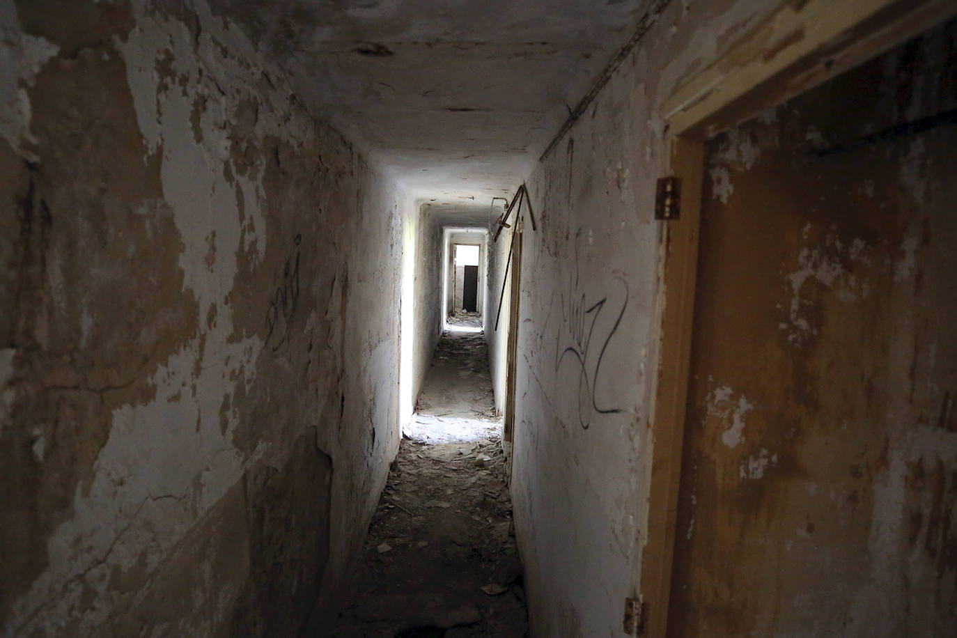 La cementera de Benagéber (Valencia) | La enorme construcción todavía se contempla desde lo lejos, como un colosal castillo de hormigón entre agua y maleza. Construida en la década de los cuarenta, fue gestionada por la misma empresa que se encargó del embalse, Portolés y Cía, que se convertiría en una de las principales compañías de obras públicas tras la Guerra Civil. La construcción del pantano de Contreras también corrió a cargo de esta firma, prueba de su estrecha colaboración laboral con el gobierno franquista. En aquella época, la mayoría de los habitantes de Benagéber eran los trabajadores de las obras del embalse y la cementera. Por ello, cuando en 1955 finalizaron los trabajos para la formación del pantano, la mayoría de la población emigró y el lugar quedó sumido en la escalofriante quietud que, a día de hoy, le sigue caracterizando. 