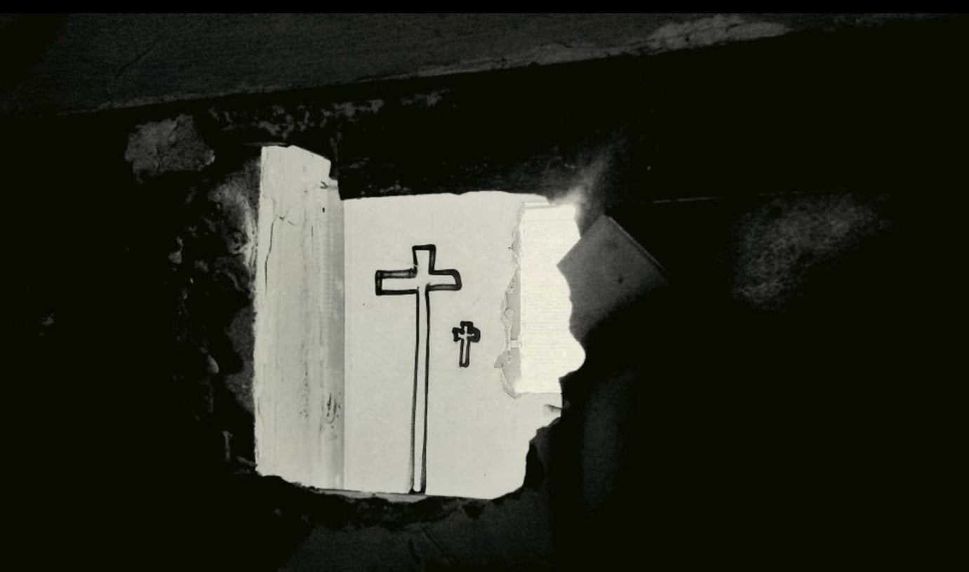 El psiquiátrico infantil abandonado de Cheste (Valencia) | Apenas existen datos concretos sobre su historia, pero sí se sabe que su nombre popular no se corresponde con la realidad de lo que fue. El centro 'La Humanitat' jamás fue un psiquiátrico, sino un centro asistencial para pacientes con distintos grados de deficiencias físicas y psíquicas. Las leyendas que circulan sobre él aseguran que residían aquí niños y enfermos mentales potencialmente peligrosos. La residencia pasó a formar parte en 1986 del Consorcio Valenciano de Servicios Sociales (Convaser) y con el tiempo sus instalaciones dejaron de servir para el modelo asistencial que se pretendía cubrir. El lugar quedó abandonado, objeto de bulos urbanos y objetivo de los adeptos a lo paranormal. La más conocida es la 'leyenda del pasillo quemado' según la cual una enferma o interno prendió fuego al pasillo del ala derecha, ocasionando un incendió en el que -por supuesto- murieron varias personas (según se dice, niños). El lugar, desde luego, da para mucho. Entre muebles, grafitis y pintadas, el pasillo sigue quemado y aún conserva, aunque destrozadas, las bañeras y los aseos que empleaban los residentes. 