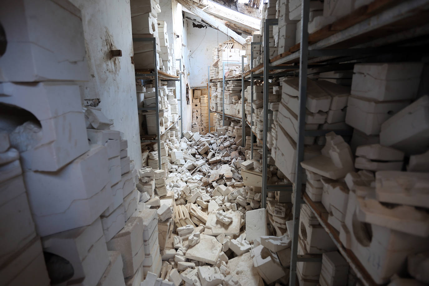 La fábrica de muñecas de porcelana abandonada (Castellón) | Es una de las paradas por excelencia de la ruta del 'terror' en la Comunitat, situada en un municipio de la provincia de Castellón y conocida más allá de las lindes mediterráneas por el morbo que despierta lo que un día fue. Y también lo que sigue siendo. Porque aunque sus ruinas están ya en un estado muy crítico y potencialmente peligroso para cualquier visitante, el atractivo de las muñecas de porcelana atrae a multitud de curiosos y amantes de lo paranormal. Aunque ya no queda ningún juguete íntegro, el panorama presenta cientos de moldes rotos, trozos de cerámica apilados, pintadas, trozos de pelucas y hasta lo que parecen restos de sangre de alguien que subestimó el riesgo de adentrarse en el lugar. En el edificio todavía se pueden apreciar moldes completos de algunas partes del cuerpo de los juguetes, como la cara, o el brazo, que permiten hacerse una idea del escalofriante detalle con el que se construían las muñecas del escultor y porcelanista Ramón Inglés. Junto a su hermana Josefina, puso en marcha esta fábrica en la década de los 70, Por entonces ya eran dos escultores reconocidos en el sector y la fábrica funcionó a la perfección durante muchos años, en los que se constituyeron como auténticos maestros en el arte de estas figuras. Hasta que llegaron los ochenta. Es en esta década cuando la empresa Lladró irrumpe con fuerza en la industria de la porcelana y va ganando terreno a los hermanos Inglés. La estocada final llegó el 3 de mayo de 1997, con la muerte de Ramón, que supuso el cierre definitivo de la fábrica. Desde entonces, la fábrica permanece como un referente en la iconografía de terror, incluso a nivel nacional.