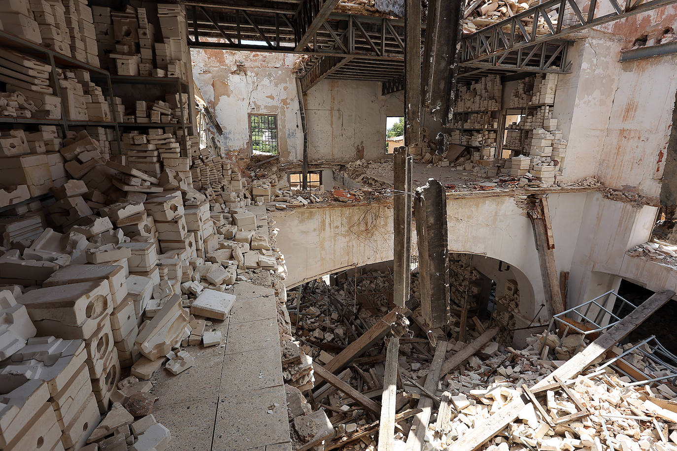 La fábrica de muñecas de porcelana abandonada (Castellón) | Es una de las paradas por excelencia de la ruta del 'terror' en la Comunitat, situada en un municipio de la provincia de Castellón y conocida más allá de las lindes mediterráneas por el morbo que despierta lo que un día fue. Y también lo que sigue siendo. Porque aunque sus ruinas están ya en un estado muy crítico y potencialmente peligroso para cualquier visitante, el atractivo de las muñecas de porcelana atrae a multitud de curiosos y amantes de lo paranormal. Aunque ya no queda ningún juguete íntegro, el panorama presenta cientos de moldes rotos, trozos de cerámica apilados, pintadas, trozos de pelucas y hasta lo que parecen restos de sangre de alguien que subestimó el riesgo de adentrarse en el lugar. En el edificio todavía se pueden apreciar moldes completos de algunas partes del cuerpo de los juguetes, como la cara, o el brazo, que permiten hacerse una idea del escalofriante detalle con el que se construían las muñecas del escultor y porcelanista Ramón Inglés. Junto a su hermana Josefina, puso en marcha esta fábrica en la década de los 70, Por entonces ya eran dos escultores reconocidos en el sector y la fábrica funcionó a la perfección durante muchos años, en los que se constituyeron como auténticos maestros en el arte de estas figuras. Hasta que llegaron los ochenta. Es en esta década cuando la empresa Lladró irrumpe con fuerza en la industria de la porcelana y va ganando terreno a los hermanos Inglés. La estocada final llegó el 3 de mayo de 1997, con la muerte de Ramón, que supuso el cierre definitivo de la fábrica. Desde entonces, la fábrica permanece como un referente en la iconografía de terror, incluso a nivel nacional.