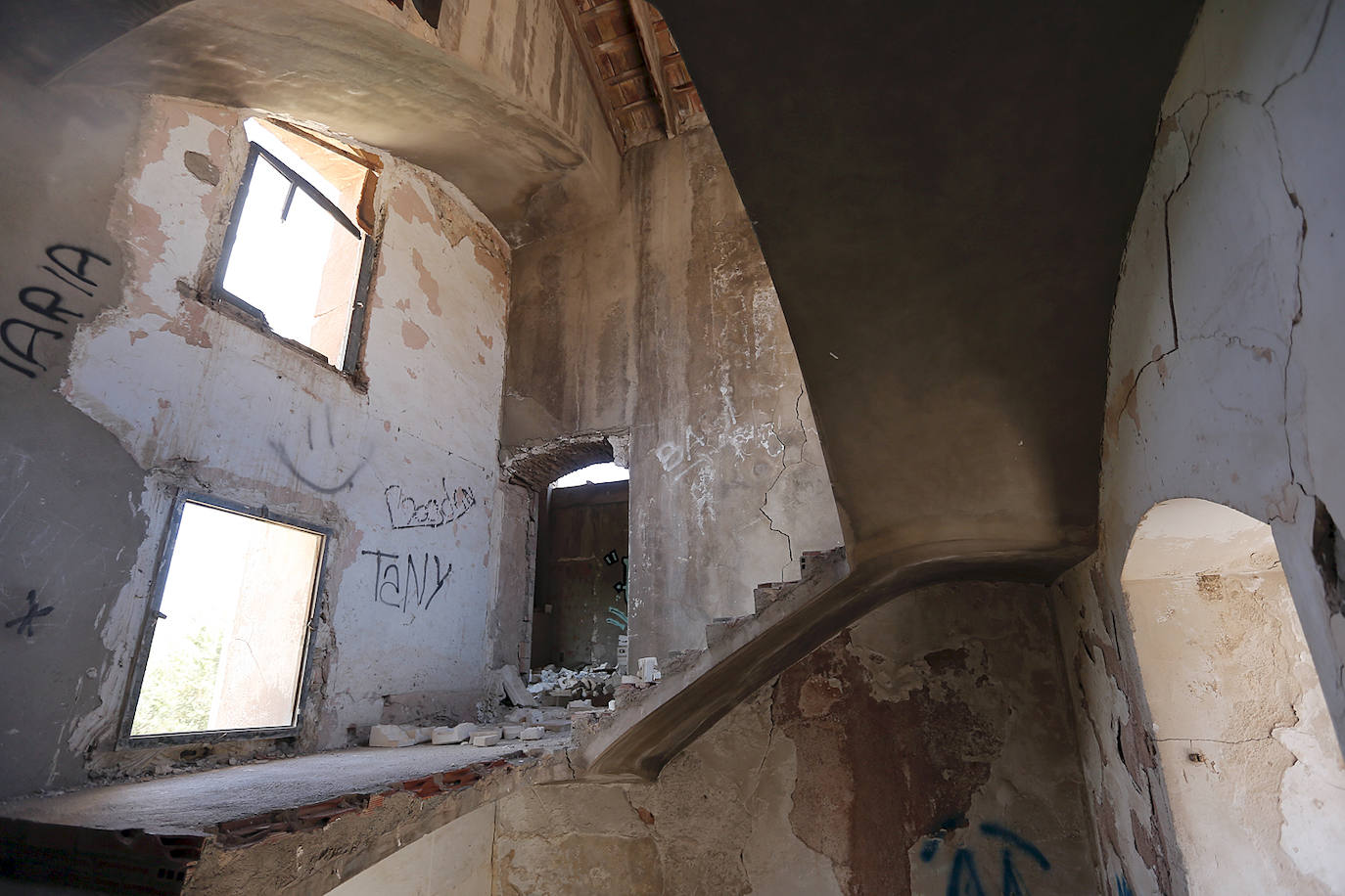 La fábrica de muñecas de porcelana abandonada (Castellón) | Es una de las paradas por excelencia de la ruta del 'terror' en la Comunitat, situada en un municipio de la provincia de Castellón y conocida más allá de las lindes mediterráneas por el morbo que despierta lo que un día fue. Y también lo que sigue siendo. Porque aunque sus ruinas están ya en un estado muy crítico y potencialmente peligroso para cualquier visitante, el atractivo de las muñecas de porcelana atrae a multitud de curiosos y amantes de lo paranormal. Aunque ya no queda ningún juguete íntegro, el panorama presenta cientos de moldes rotos, trozos de cerámica apilados, pintadas, trozos de pelucas y hasta lo que parecen restos de sangre de alguien que subestimó el riesgo de adentrarse en el lugar. En el edificio todavía se pueden apreciar moldes completos de algunas partes del cuerpo de los juguetes, como la cara, o el brazo, que permiten hacerse una idea del escalofriante detalle con el que se construían las muñecas del escultor y porcelanista Ramón Inglés. Junto a su hermana Josefina, puso en marcha esta fábrica en la década de los 70, Por entonces ya eran dos escultores reconocidos en el sector y la fábrica funcionó a la perfección durante muchos años, en los que se constituyeron como auténticos maestros en el arte de estas figuras. Hasta que llegaron los ochenta. Es en esta década cuando la empresa Lladró irrumpe con fuerza en la industria de la porcelana y va ganando terreno a los hermanos Inglés. La estocada final llegó el 3 de mayo de 1997, con la muerte de Ramón, que supuso el cierre definitivo de la fábrica. Desde entonces, la fábrica permanece como un referente en la iconografía de terror, incluso a nivel nacional.