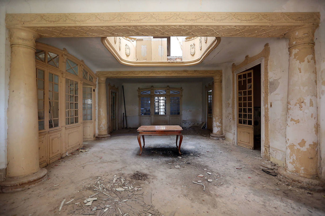 Colonia de Santa Eulalia (Alicante) | Referente del socialismo utópico del siglo XIX en la Comunitat, la colonia se fundó en 1887 y estaba pensada por y para trabajadores. Fue fundada por Antonio de Padua y Saavedra, conde de Alcudia, y su esposa María Concepción Fontes y Sánchez de Teruel, protagonistas de la historia de adulterio que marcó el abandono del lugar. Los restos del palacio de los condes aún conservan cerámica y azulejos de distintos colores y sus estancias aún tienen muebles que parecen esperar un nuevo uso. O retomar uno interrumpido. El edificio albergaba una biblioteca, gran salón, despacho, administración, cocina, patios y hasta 12 habitaciones. Se dice que el palacio es fuente de desdichas, que -según la leyenda popular- tienen su origen en los vicios y desenfreno de sus adinerados propietarios. La pareja acabó protagonizando uno de los mayores escándalos por adulterio de la época y el modelo colectivo acabó por no cuajar. Sus casi 200 trabajadores fueron abandonando progresivamente el lugar y el imponente palacio quedó completamente abandonado, junto al teatro, cuyos restos siguen mostrando la estructura de lo que fue el escenario y las gradas. 