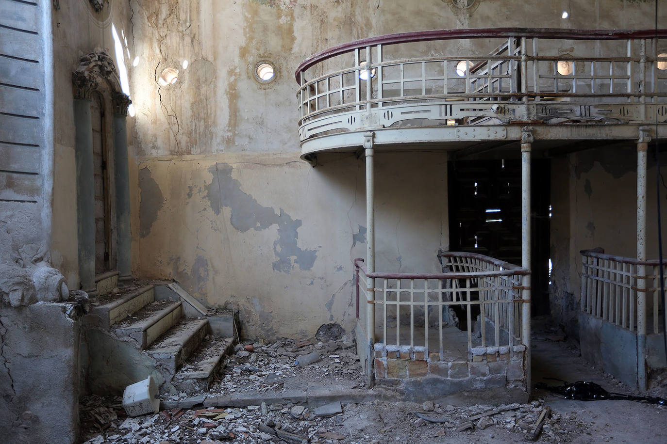 Colonia de Santa Eulalia (Alicante) | Referente del socialismo utópico del siglo XIX en la Comunitat, la colonia se fundó en 1887 y estaba pensada por y para trabajadores. Fue fundada por Antonio de Padua y Saavedra, conde de Alcudia, y su esposa María Concepción Fontes y Sánchez de Teruel, protagonistas de la historia de adulterio que marcó el abandono del lugar. Los restos del palacio de los condes aún conservan cerámica y azulejos de distintos colores y sus estancias aún tienen muebles que parecen esperar un nuevo uso. O retomar uno interrumpido. El edificio albergaba una biblioteca, gran salón, despacho, administración, cocina, patios y hasta 12 habitaciones. Se dice que el palacio es fuente de desdichas, que -según la leyenda popular- tienen su origen en los vicios y desenfreno de sus adinerados propietarios. La pareja acabó protagonizando uno de los mayores escándalos por adulterio de la época y el modelo colectivo acabó por no cuajar. Sus casi 200 trabajadores fueron abandonando progresivamente el lugar y el imponente palacio quedó completamente abandonado, junto al teatro, cuyos restos siguen mostrando la estructura de lo que fue el escenario y las gradas. 