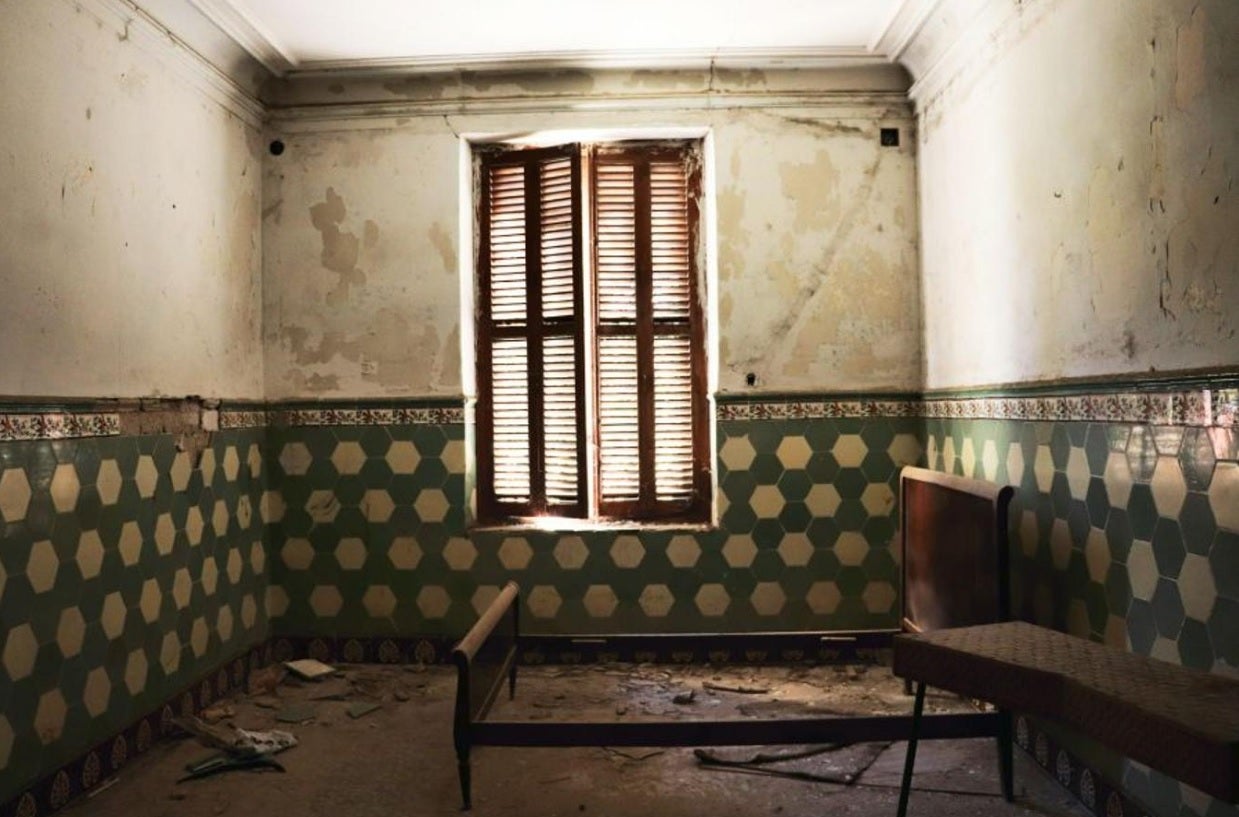 Colonia de Santa Eulalia (Alicante) | Referente del socialismo utópico del siglo XIX en la Comunitat, la colonia se fundó en 1887 y estaba pensada por y para trabajadores. Fue fundada por Antonio de Padua y Saavedra, conde de Alcudia, y su esposa María Concepción Fontes y Sánchez de Teruel, protagonistas de la historia de adulterio que marcó el abandono del lugar. Los restos del palacio de los condes aún conservan cerámica y azulejos de distintos colores y sus estancias aún tienen muebles que parecen esperar un nuevo uso. O retomar uno interrumpido. El edificio albergaba una biblioteca, gran salón, despacho, administración, cocina, patios y hasta 12 habitaciones. Se dice que el palacio es fuente de desdichas, que -según la leyenda popular- tienen su origen en los vicios y desenfreno de sus adinerados propietarios. La pareja acabó protagonizando uno de los mayores escándalos por adulterio de la época y el modelo colectivo acabó por no cuajar. Sus casi 200 trabajadores fueron abandonando progresivamente el lugar y el imponente palacio quedó completamente abandonado, junto al teatro, cuyos restos siguen mostrando la estructura de lo que fue el escenario y las gradas. 