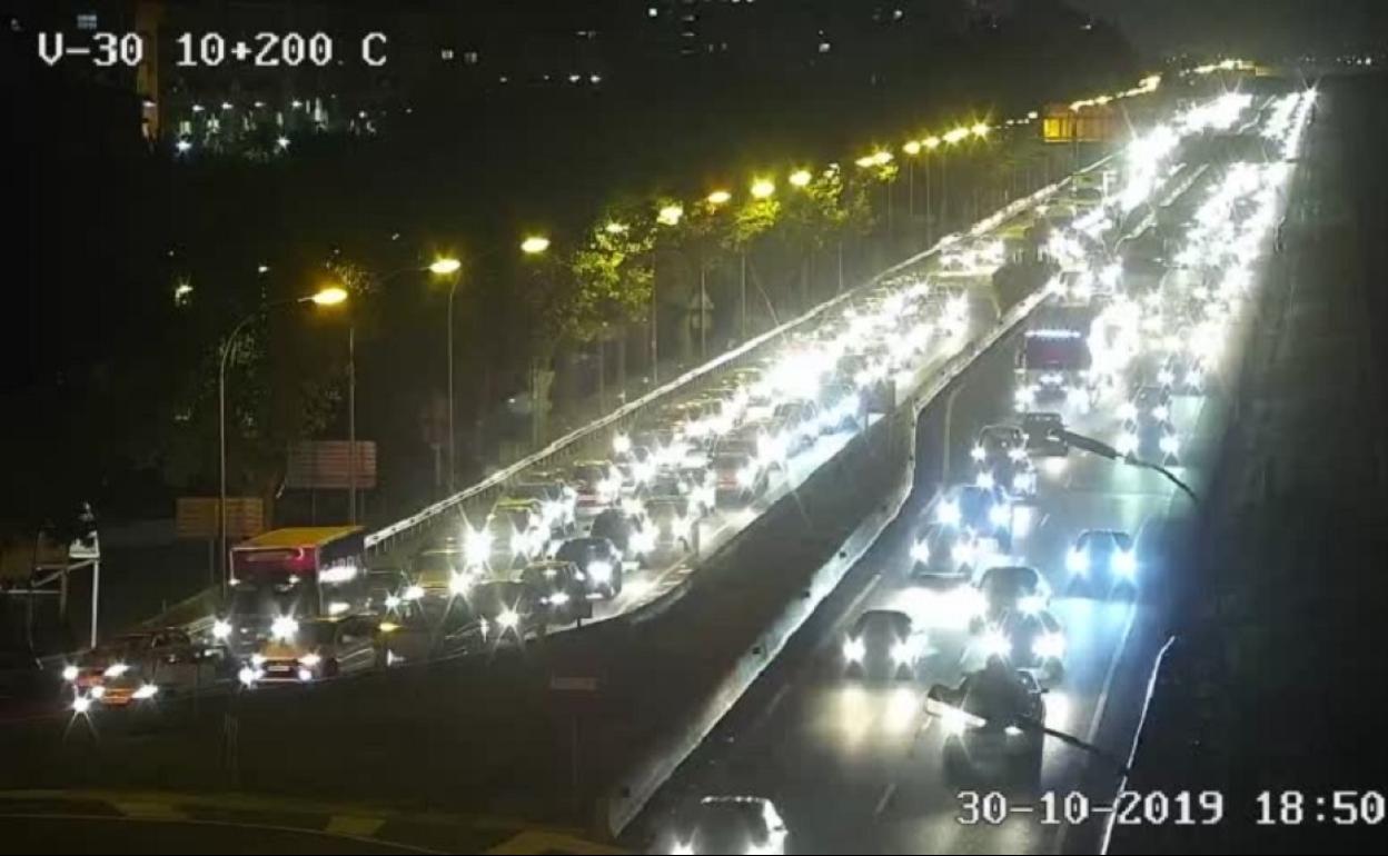 Atasco en la V-30, este miércoles por la tarde.