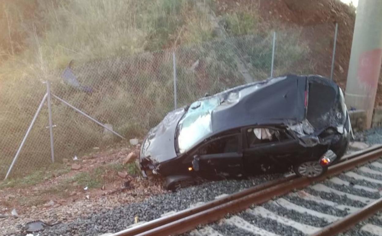 Tren circulando por las vías. 