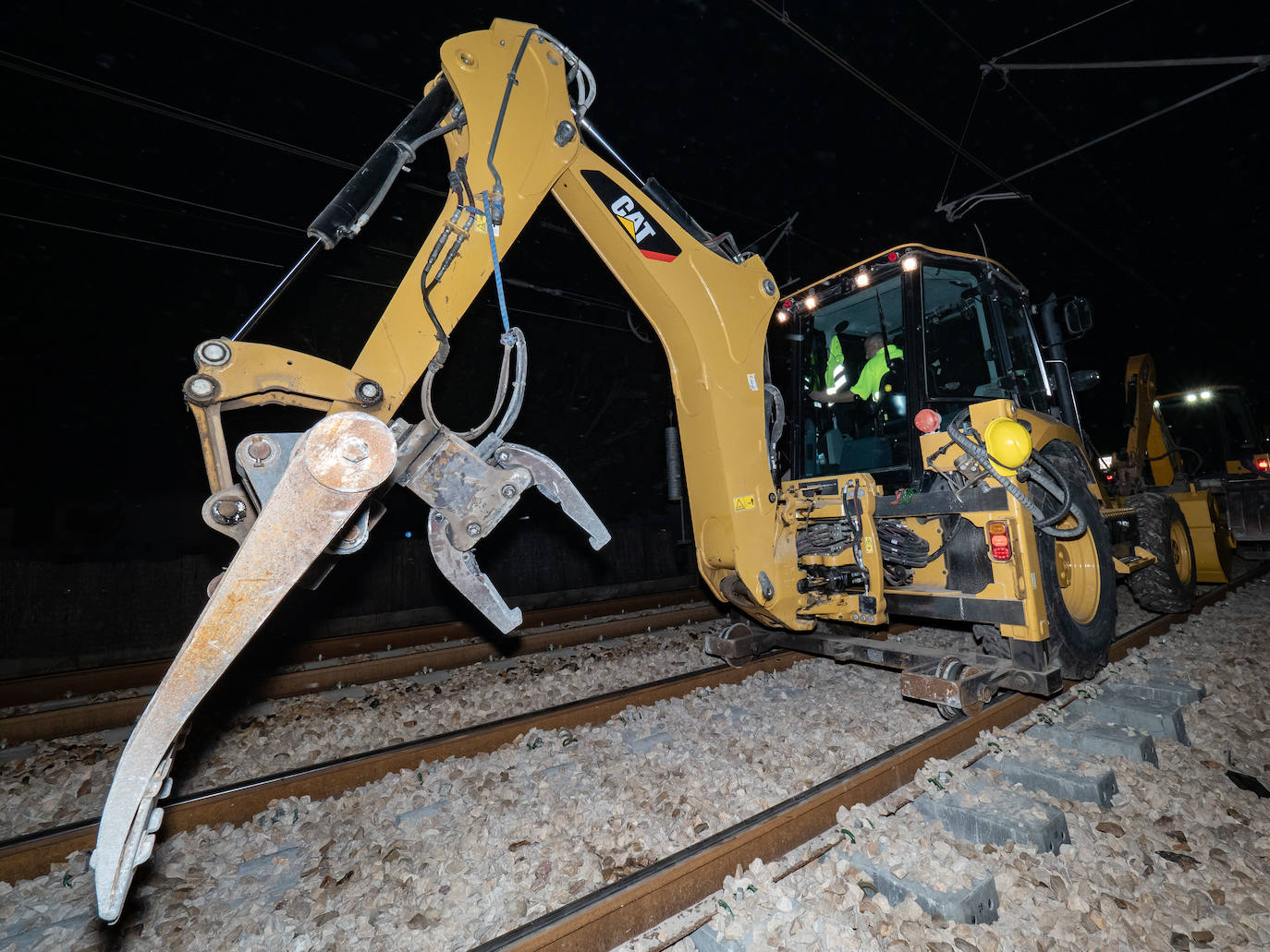 Los operarios de Adif instalan cada jornada 830 traviesas del tercer carril. Las obras entre Sagunto y Castellón se realizan en horario nocturno para evitar la interrupción del tráfico ferroviario.