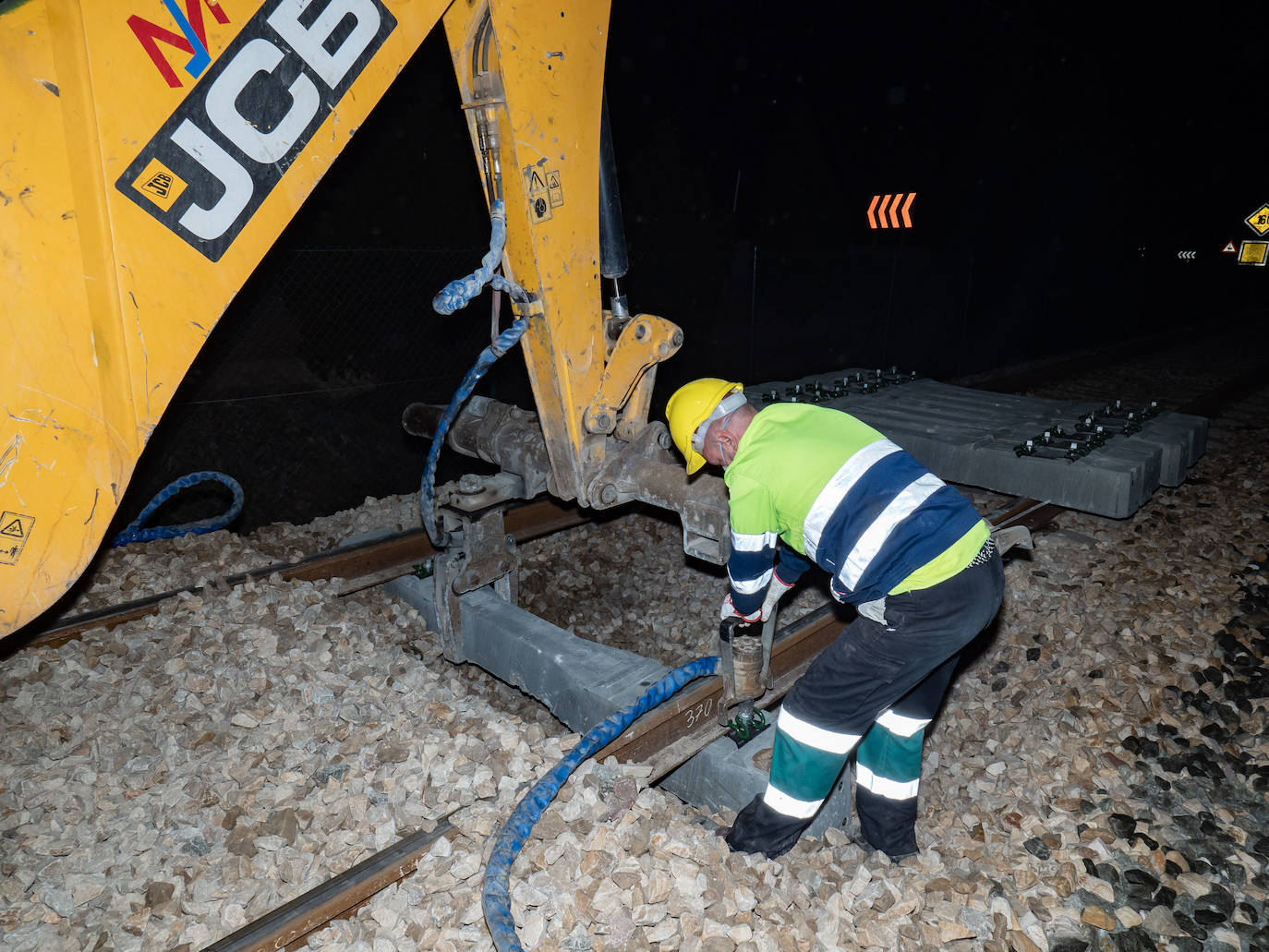 Los operarios de Adif instalan cada jornada 830 traviesas del tercer carril. Las obras entre Sagunto y Castellón se realizan en horario nocturno para evitar la interrupción del tráfico ferroviario.