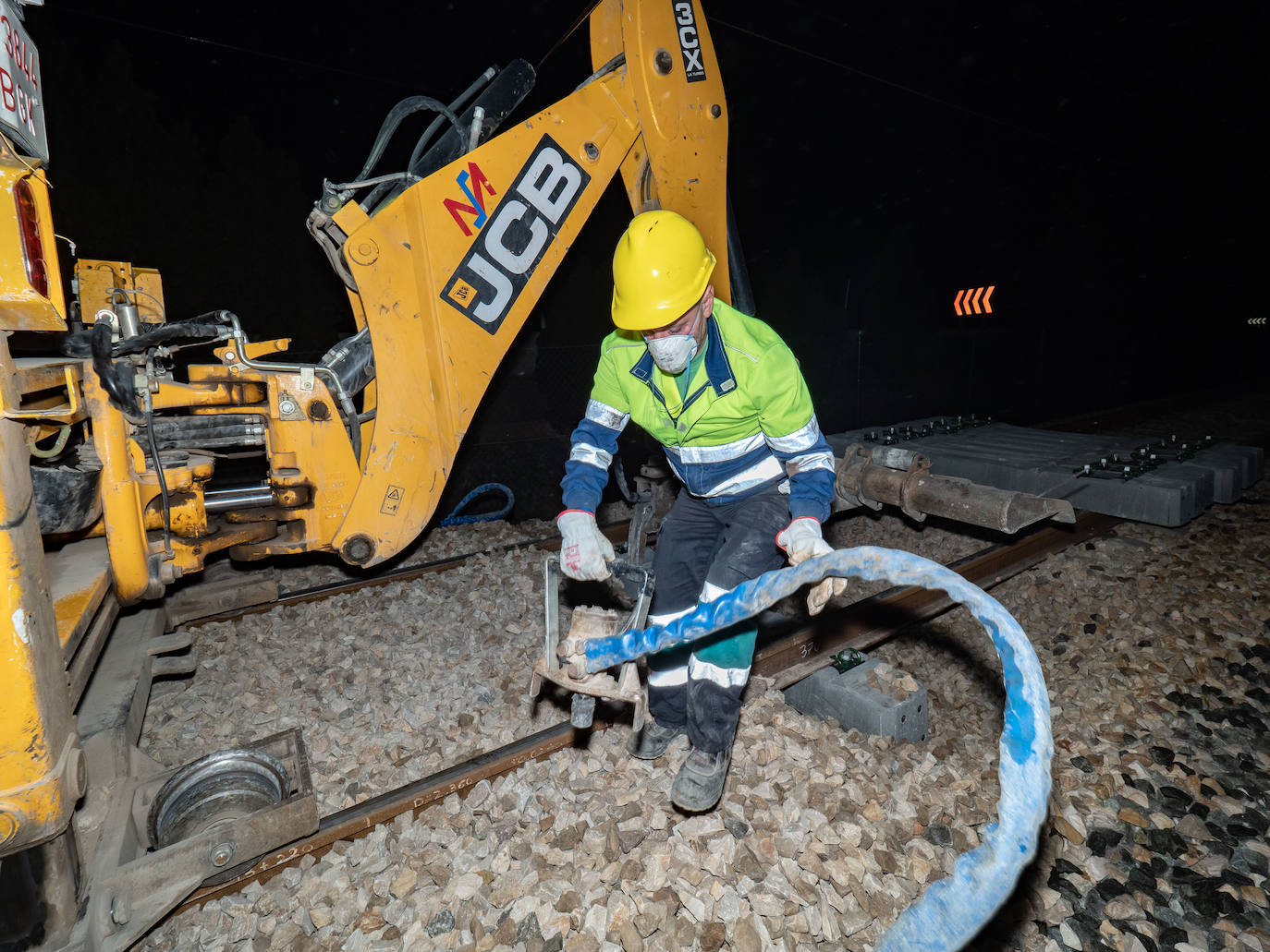 Los operarios de Adif instalan cada jornada 830 traviesas del tercer carril. Las obras entre Sagunto y Castellón se realizan en horario nocturno para evitar la interrupción del tráfico ferroviario.