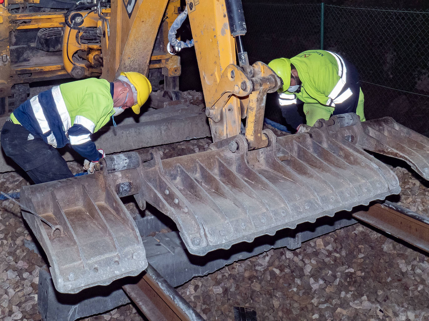 Los operarios de Adif instalan cada jornada 830 traviesas del tercer carril. Las obras entre Sagunto y Castellón se realizan en horario nocturno para evitar la interrupción del tráfico ferroviario.