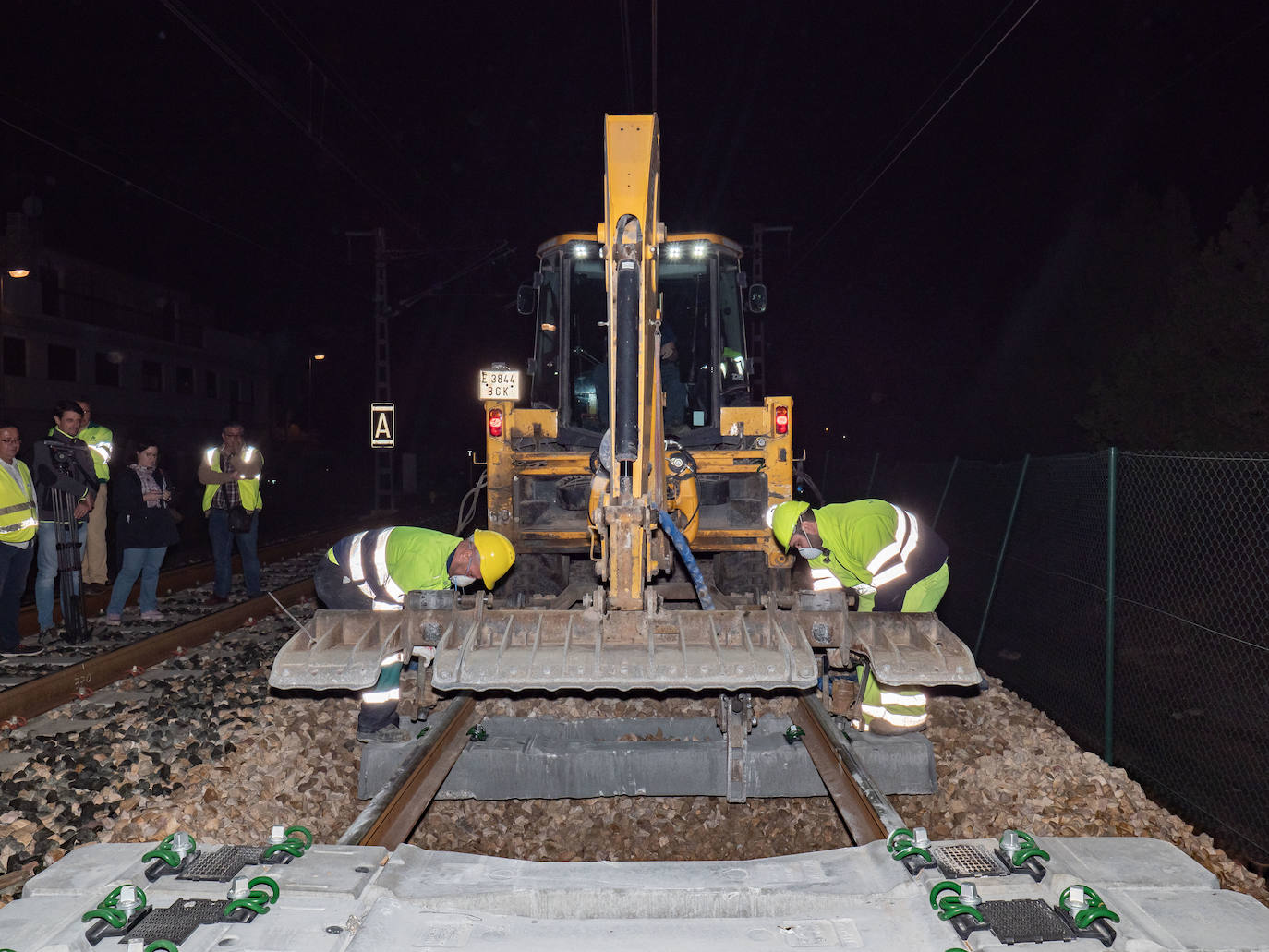 Los operarios de Adif instalan cada jornada 830 traviesas del tercer carril. Las obras entre Sagunto y Castellón se realizan en horario nocturno para evitar la interrupción del tráfico ferroviario.