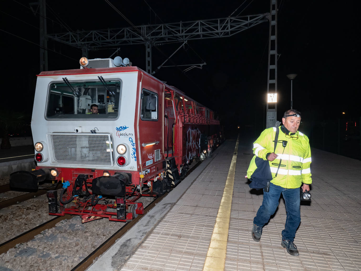 Los operarios de Adif instalan cada jornada 830 traviesas del tercer carril. Las obras entre Sagunto y Castellón se realizan en horario nocturno para evitar la interrupción del tráfico ferroviario.