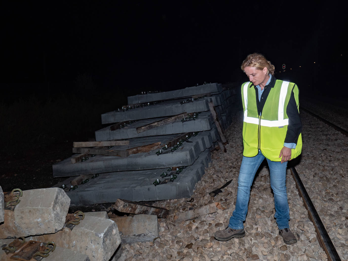 Los operarios de Adif instalan cada jornada 830 traviesas del tercer carril. Las obras entre Sagunto y Castellón se realizan en horario nocturno para evitar la interrupción del tráfico ferroviario.