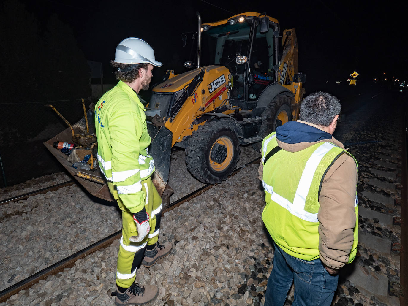 Los operarios de Adif instalan cada jornada 830 traviesas del tercer carril. Las obras entre Sagunto y Castellón se realizan en horario nocturno para evitar la interrupción del tráfico ferroviario.