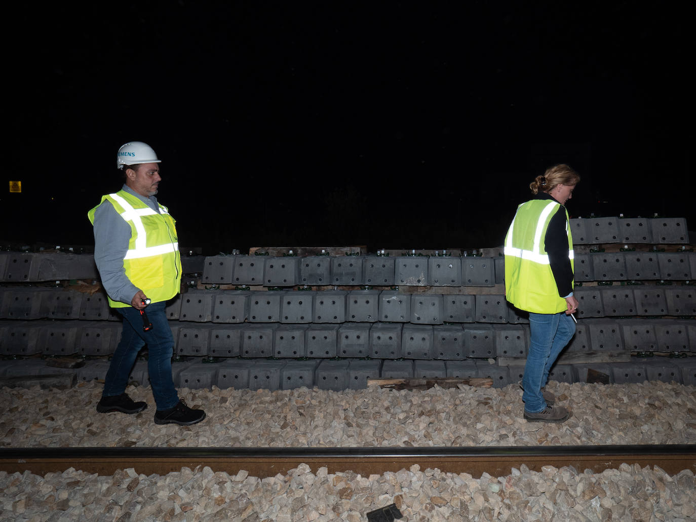 Los operarios de Adif instalan cada jornada 830 traviesas del tercer carril. Las obras entre Sagunto y Castellón se realizan en horario nocturno para evitar la interrupción del tráfico ferroviario.