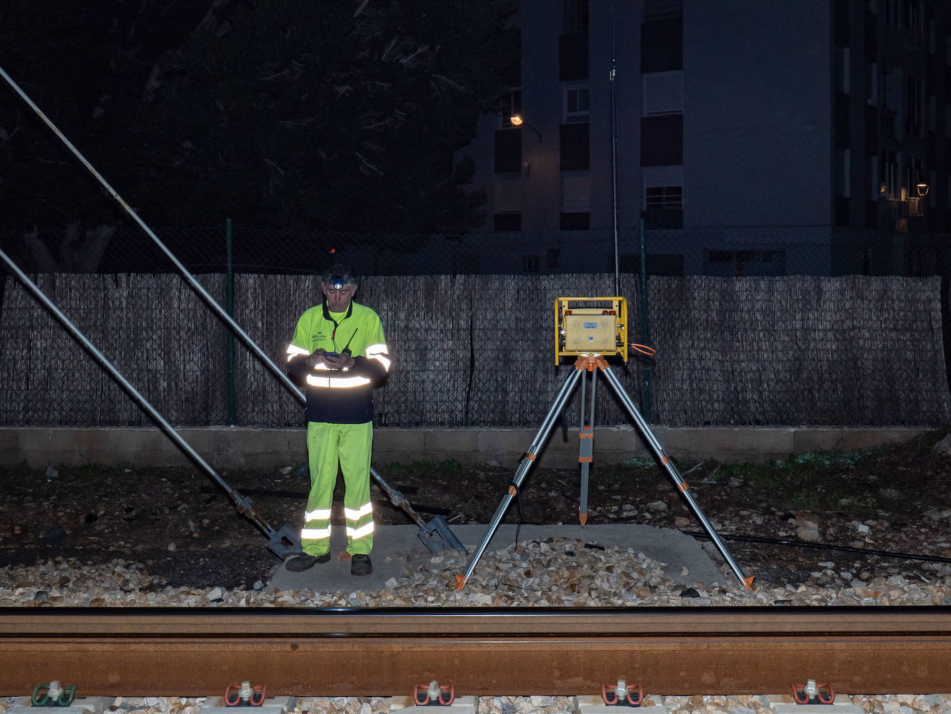 Los operarios de Adif instalan cada jornada 830 traviesas del tercer carril. Las obras entre Sagunto y Castellón se realizan en horario nocturno para evitar la interrupción del tráfico ferroviario.