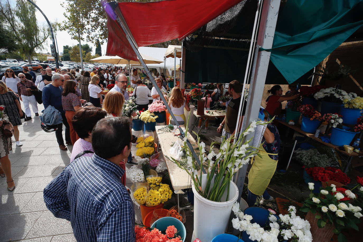 Los valencianos han cumplido este viernes, 1 de noviembre de 2019, con la tradición de visitar los cementerios con motivo de la festividad de Todos los Santos. 