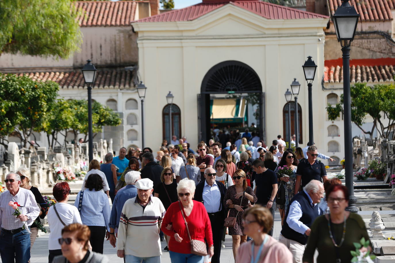 Los valencianos han cumplido este viernes, 1 de noviembre de 2019, con la tradición de visitar los cementerios con motivo de la festividad de Todos los Santos. 