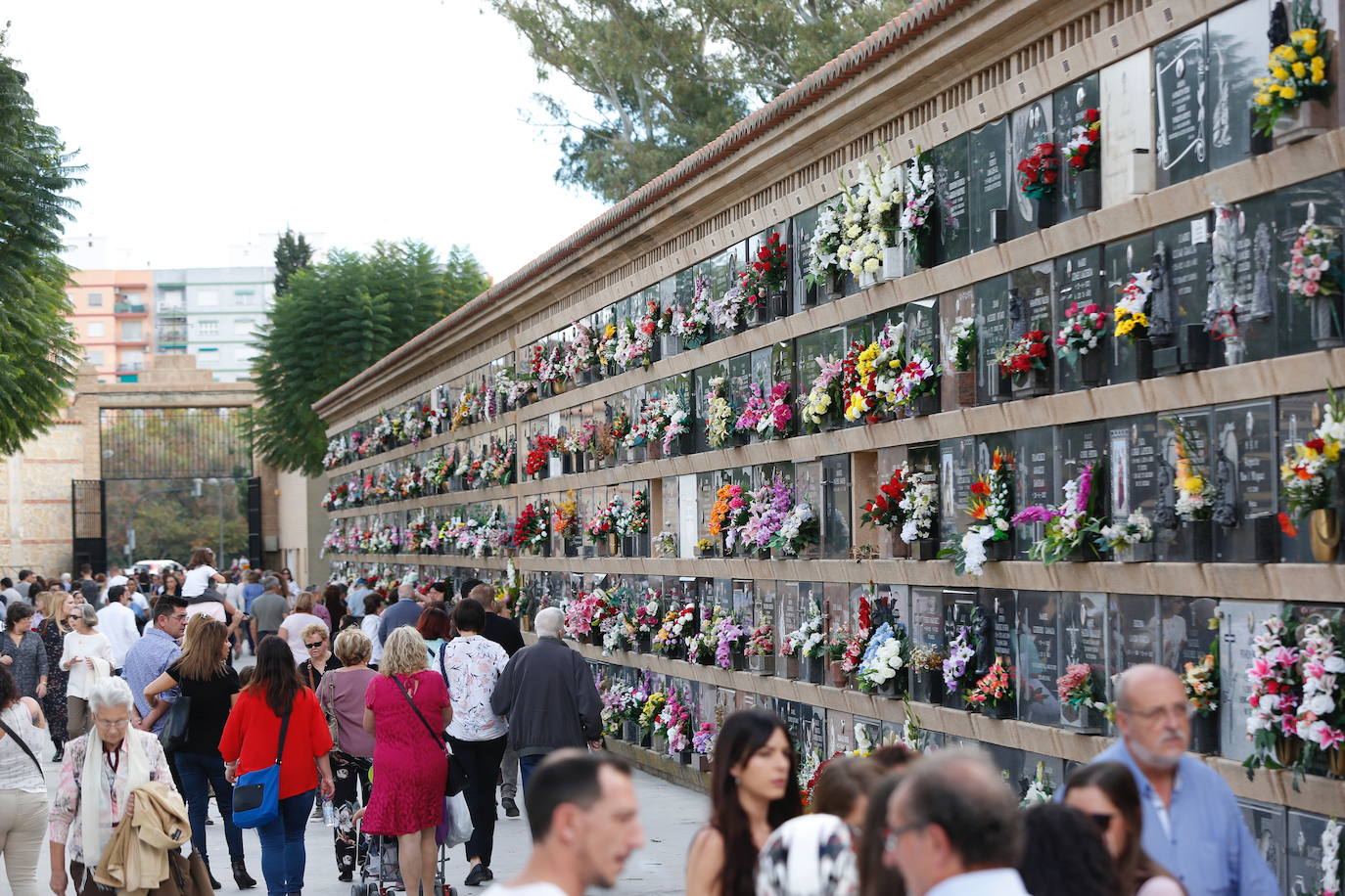 Los valencianos han cumplido este viernes, 1 de noviembre de 2019, con la tradición de visitar los cementerios con motivo de la festividad de Todos los Santos. 