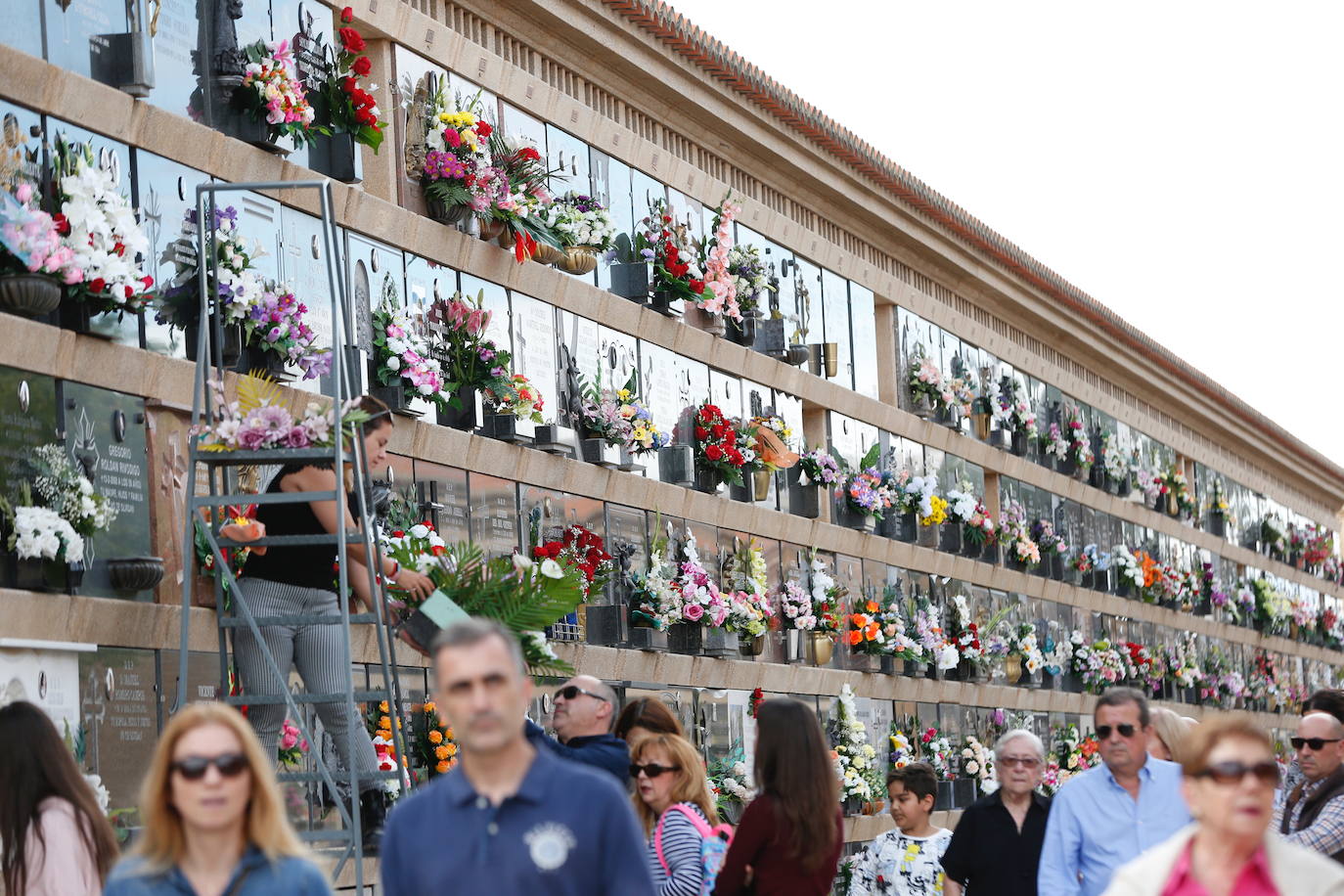 Los valencianos han cumplido este viernes, 1 de noviembre de 2019, con la tradición de visitar los cementerios con motivo de la festividad de Todos los Santos. 