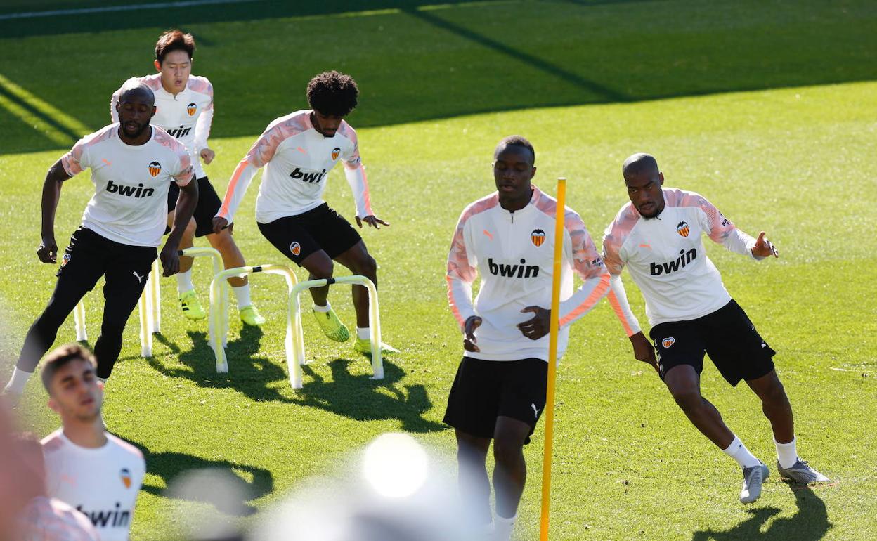 Los futbolistas del Valencia, en el entrenamiento previo al duelo ante el Espanyol