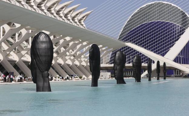 Los rostros de Jaume Plensa en la Ciudad de las Artes y las Ciencias.