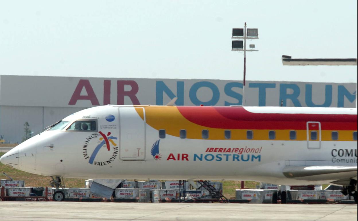 Un avión de Air Nostrum en su base de Valencia.