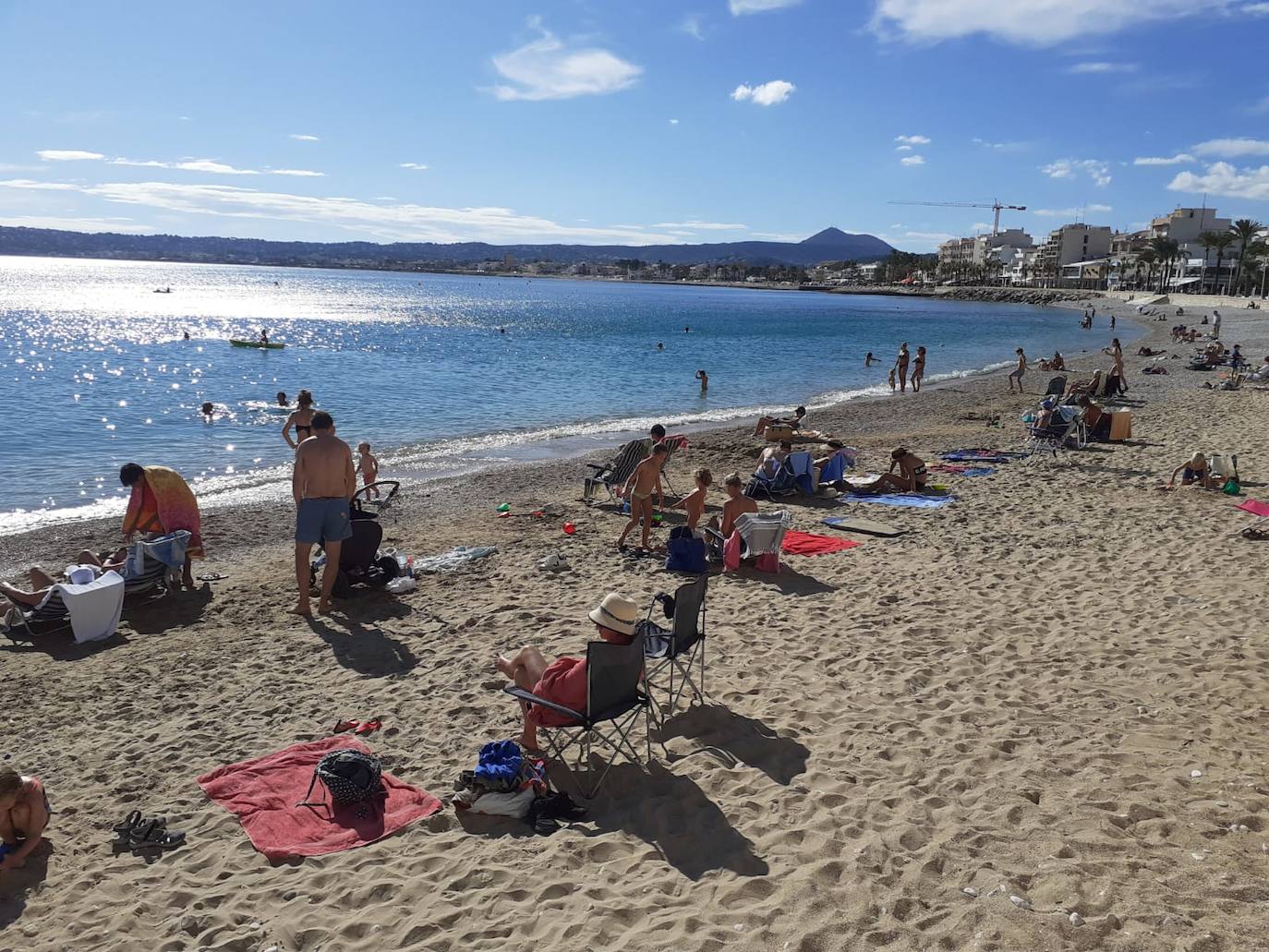 Muchos valencianos han optado por pasar un Día de Todos los Santos diferente. Y es que, el buen tiempo ha animado multitud de valencianos a acercarse a las playas de la Comunitat para pasar una mañana bajo el sol y las suaves temperaturas. En las imágenes, las playas de Arenal y La Grava, en Xàbia, esta mañana de viernes.